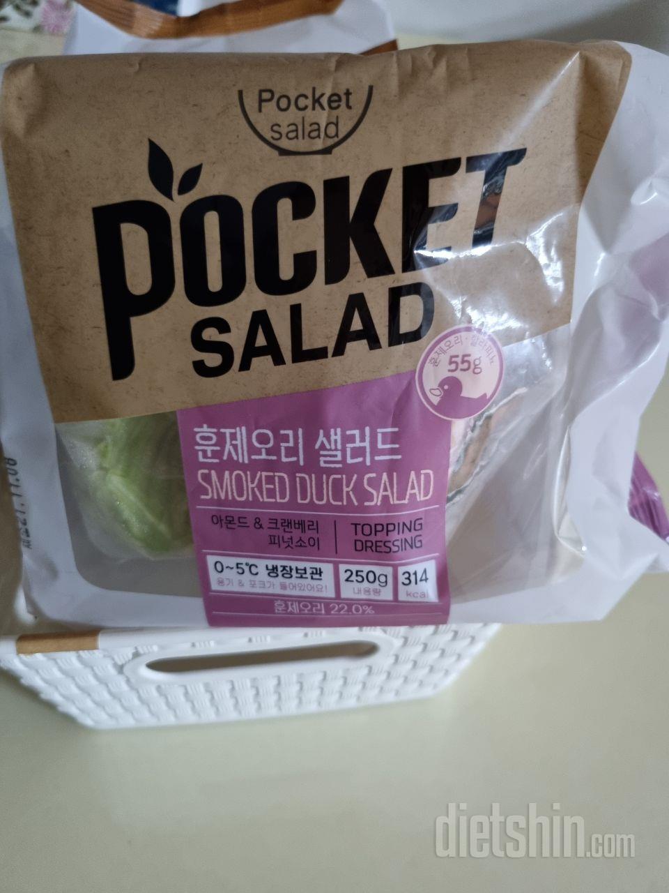 샐러드 맛있어요..소스랑 안에든 재료