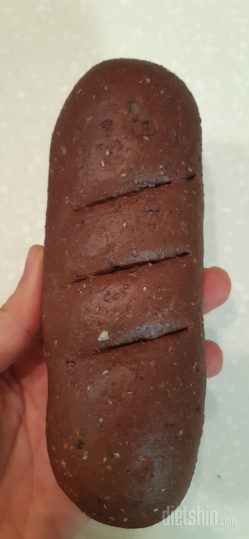 귀여운 모양에 카카오향~빵속에 견과류