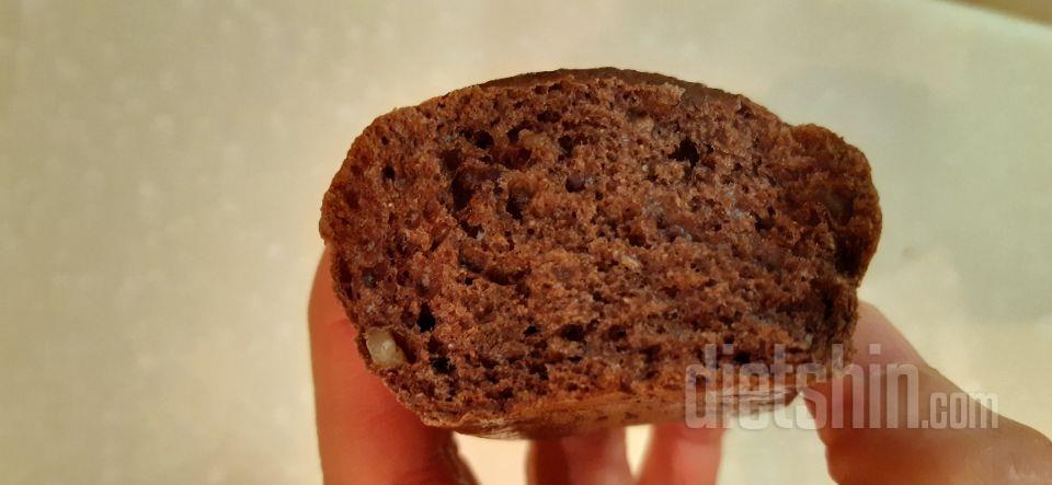 귀여운 모양에 카카오향~빵속에 견과류