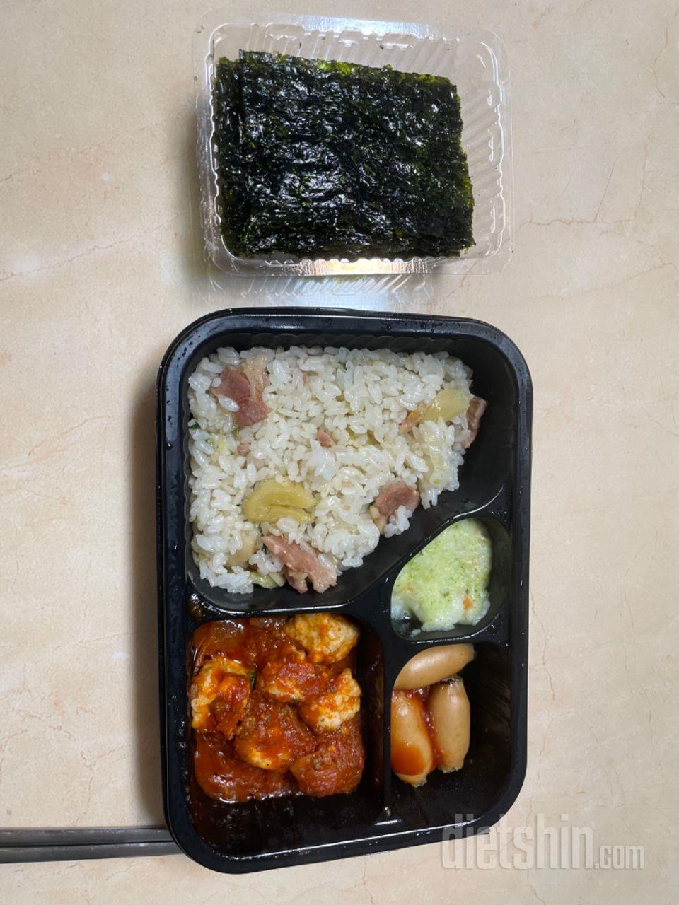 밥 양이 적지만 반찬 가지수가 많아서