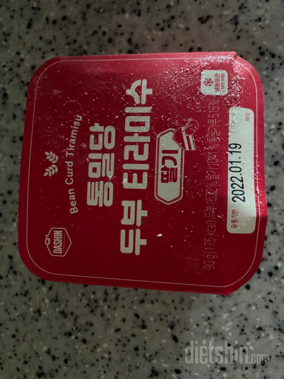 딸기 티라미수 먹을만해여~