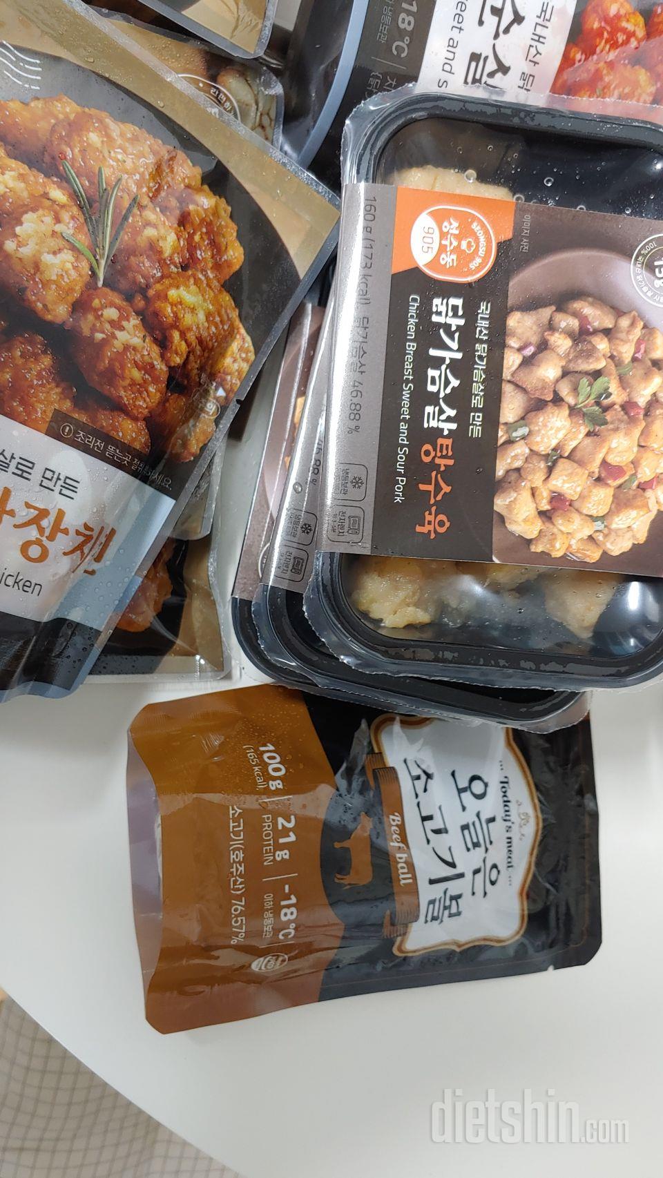 탕수육 뿌링클 양념치킨 다 맛있음.