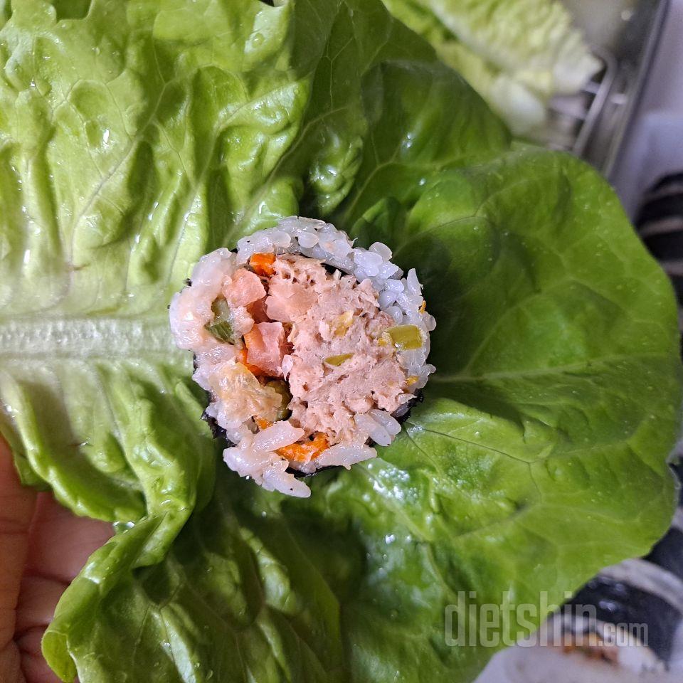 퇴근하고 오니 김밥이 와있네요 
열량