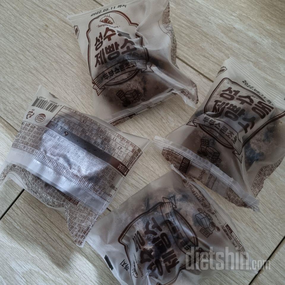 맛은 던킨 카카오도넛에 단맛 덜한 맛