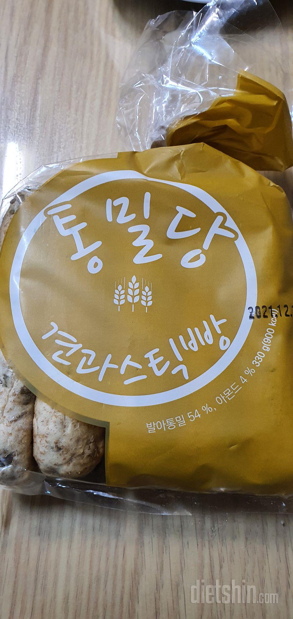 아침에 커피와 먹으니 좋아요. 재구매