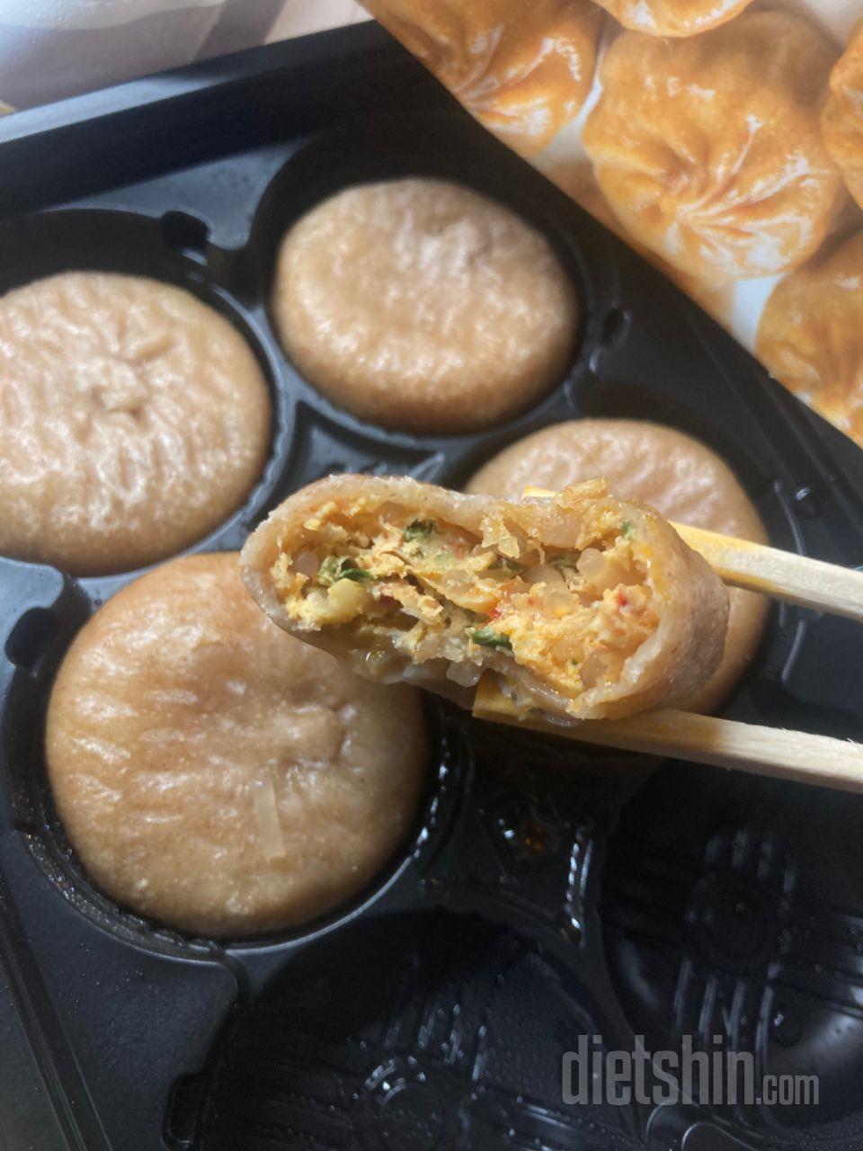 김치만두 맛있어요!! 조금 매콤해서