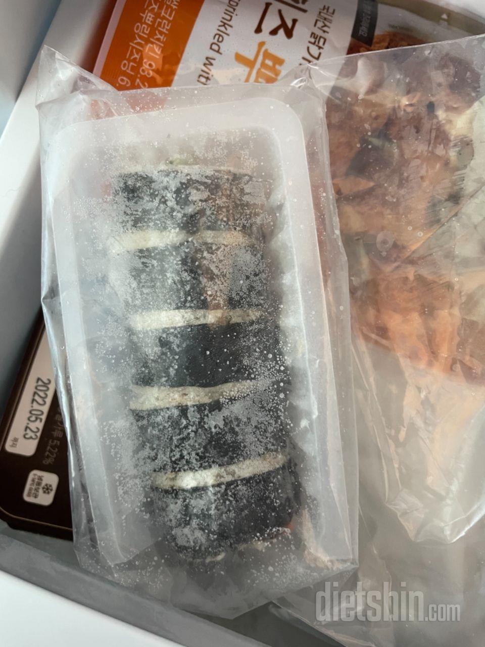 안에 두칸으로 나뉘어 들어있고, 크고
