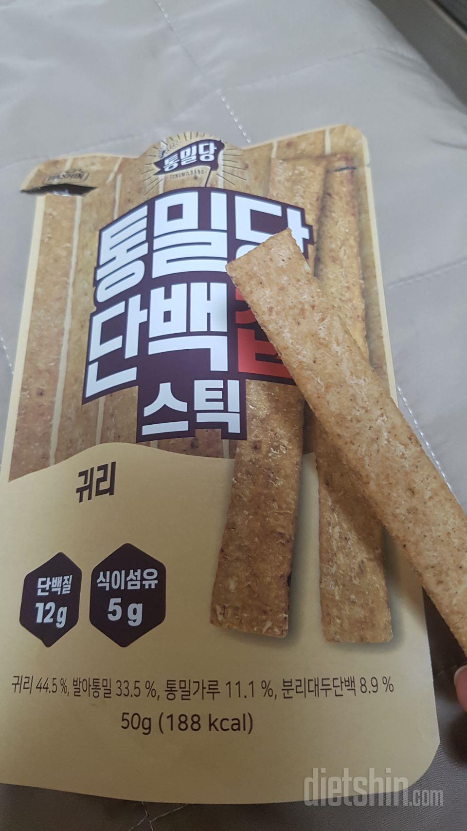 맛있어요~ 약간 딱딱한 참깨스틱 같은