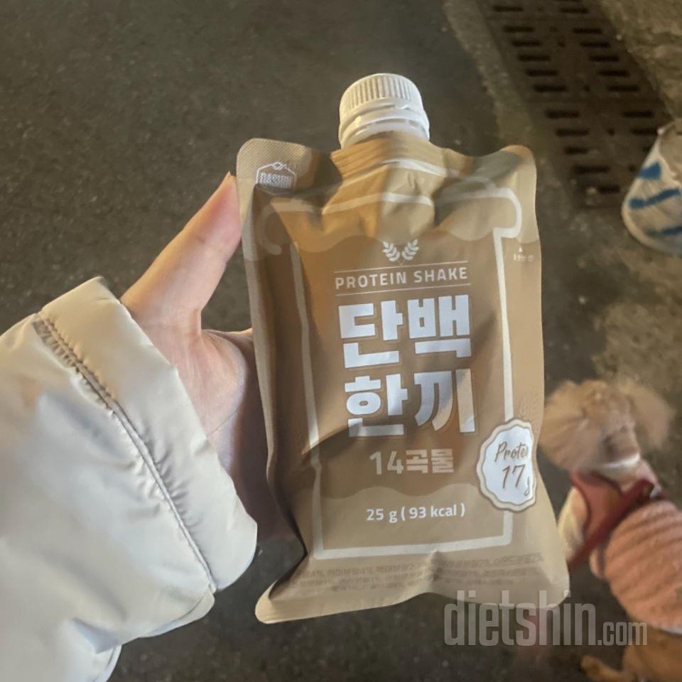 두유랑 타먹으니까 너무 고소하고 맛있