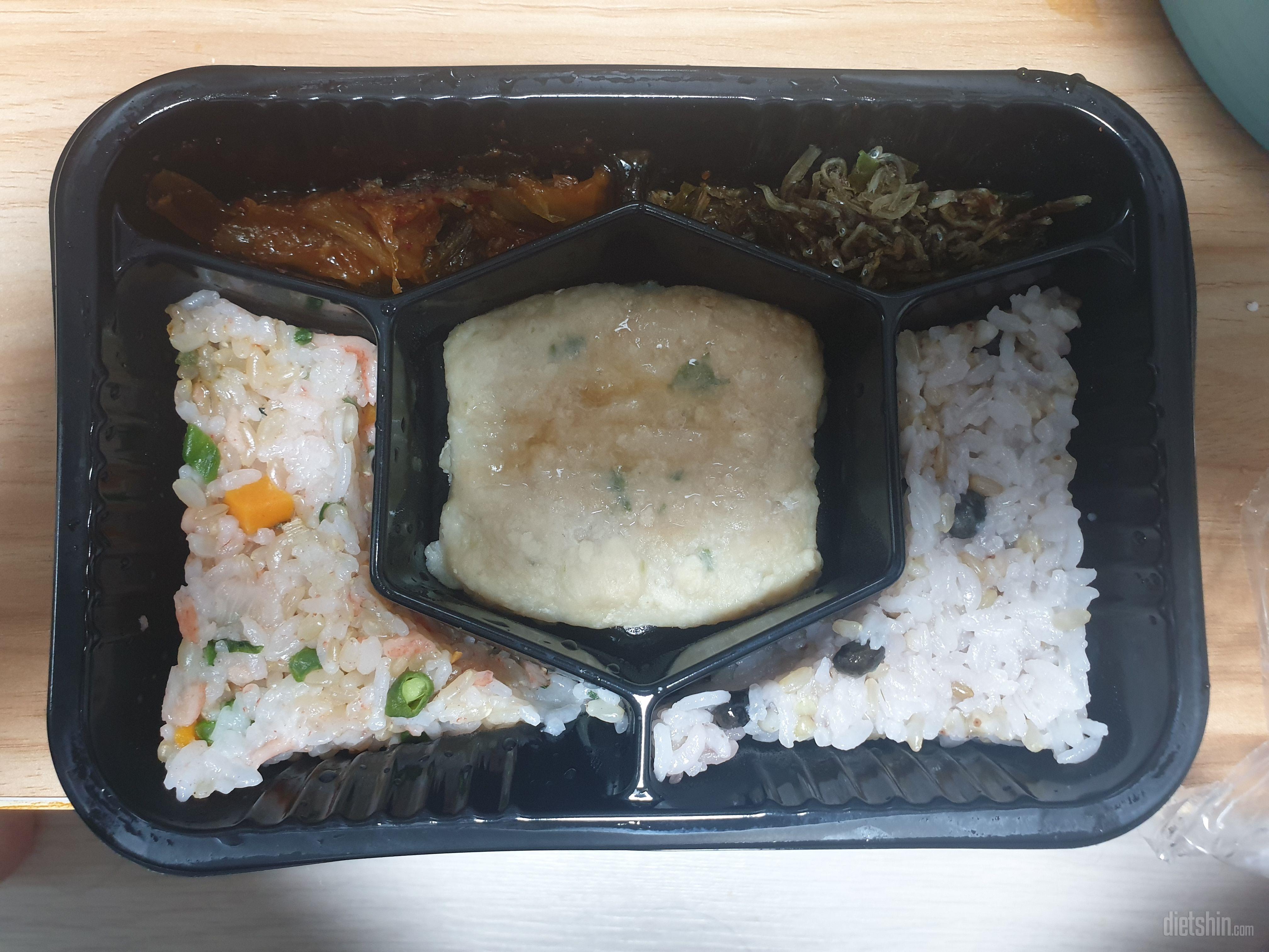 반찬 종류는 적지만 맛있어요.