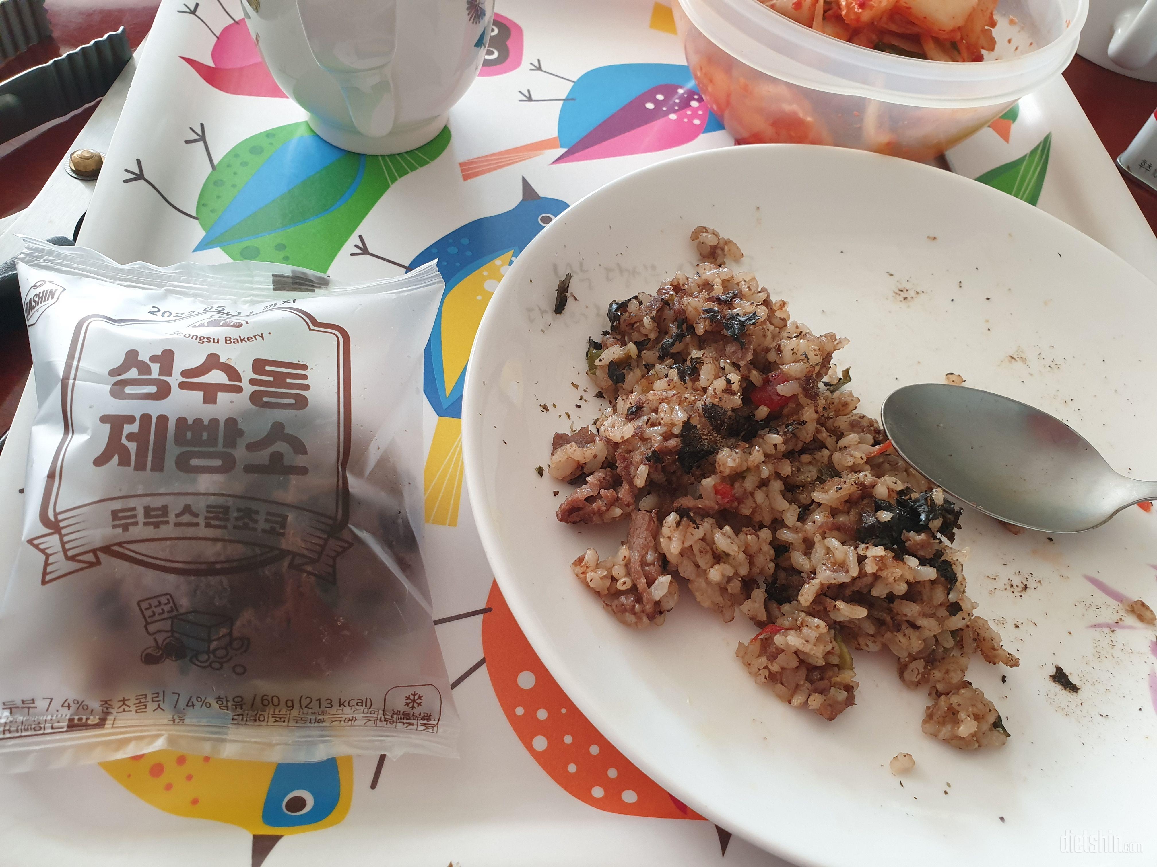 달지 않고 담백합니다.