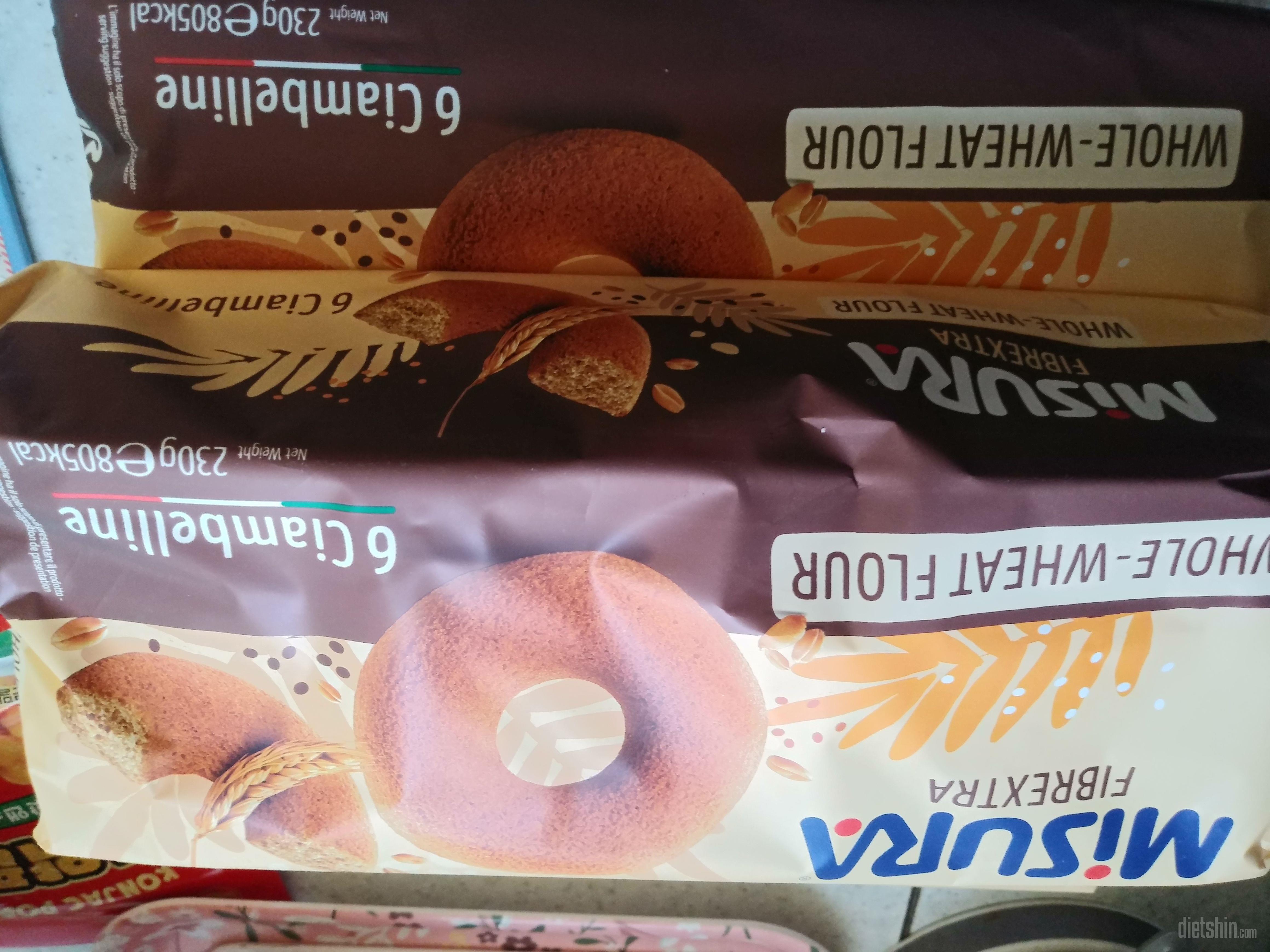 아침식사 대용으로 커피와 초코파이를