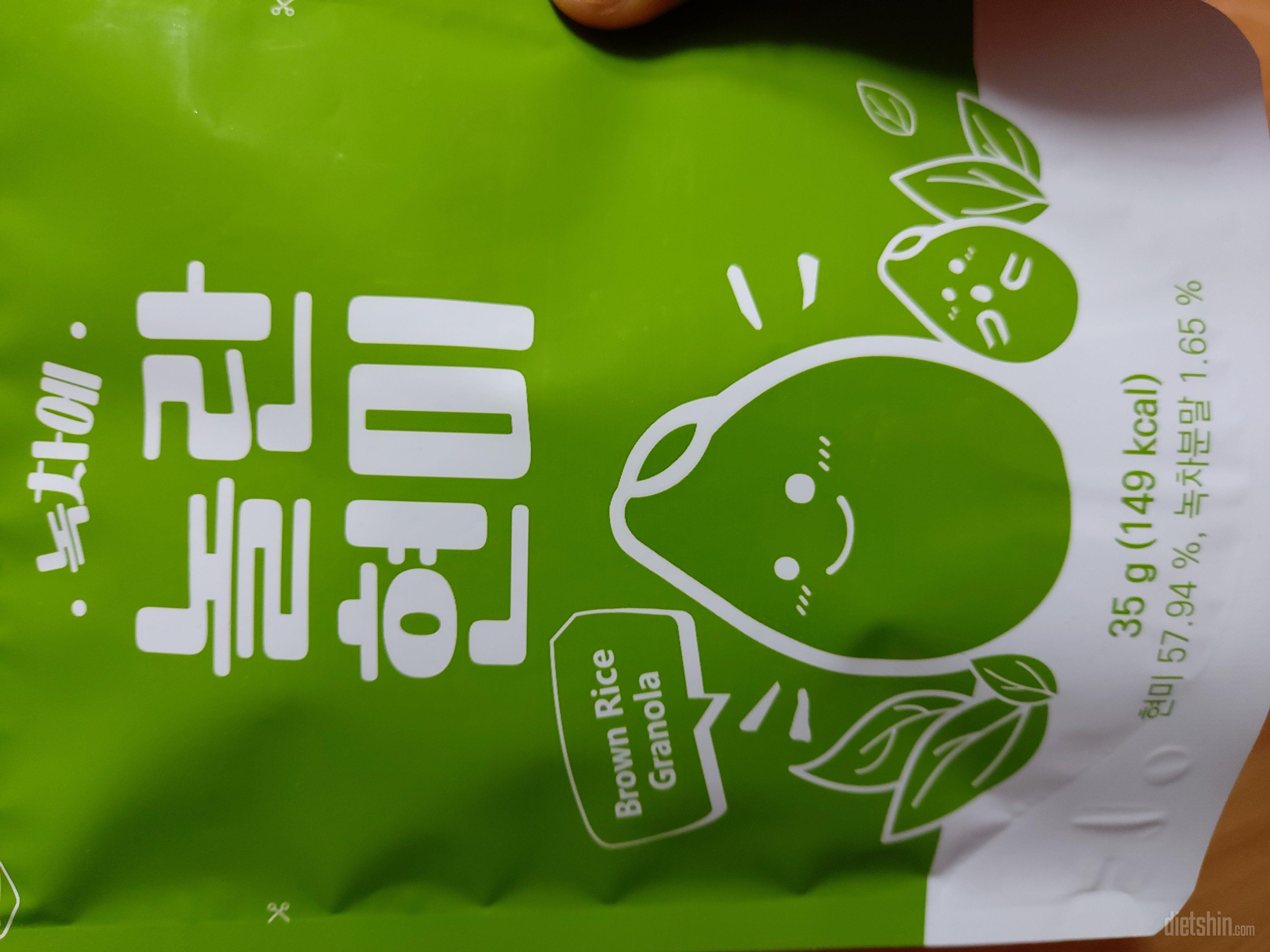 녹차향 나고  바싹하고 맛있어요.