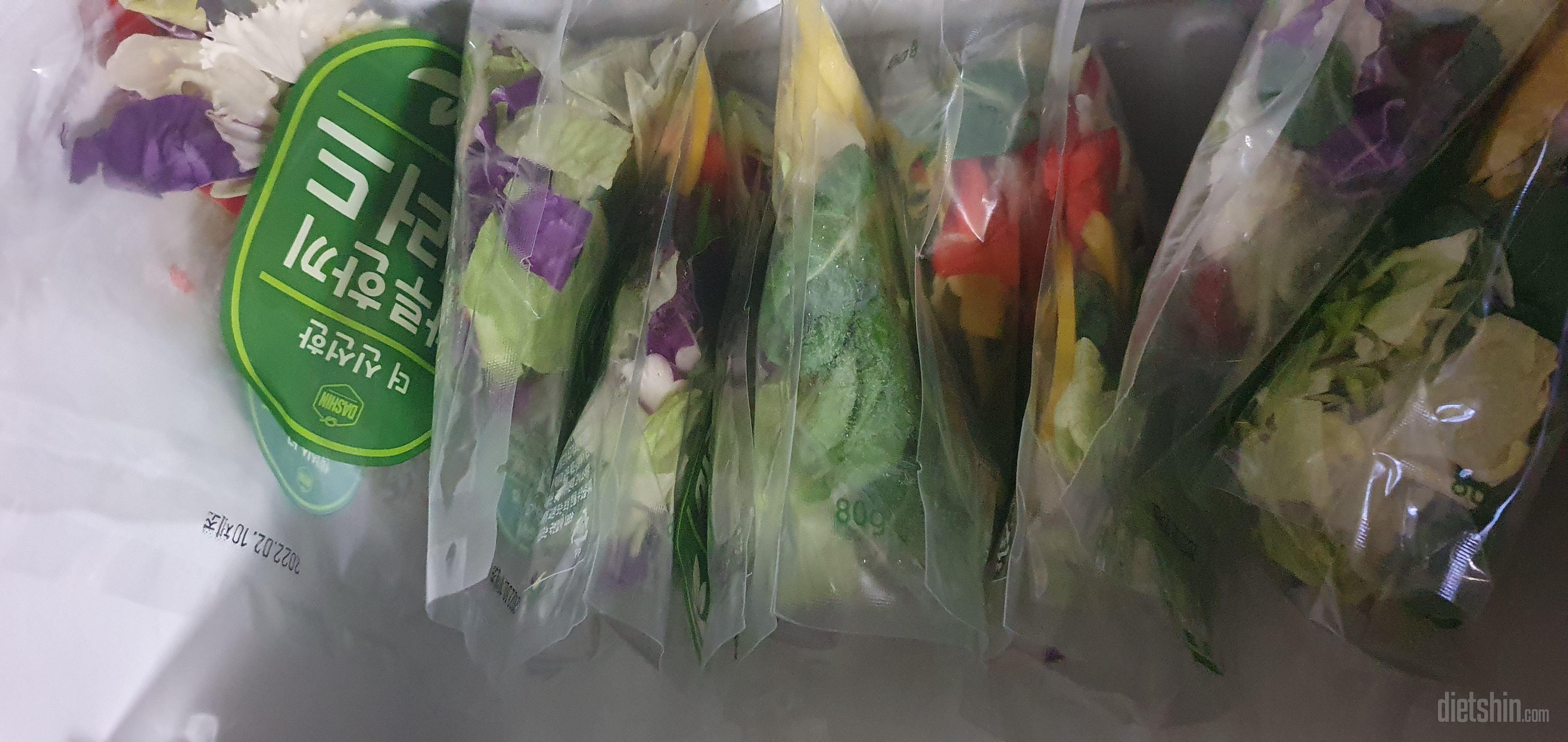 냉장고 야채칸에 
쟁여 놨네요
5