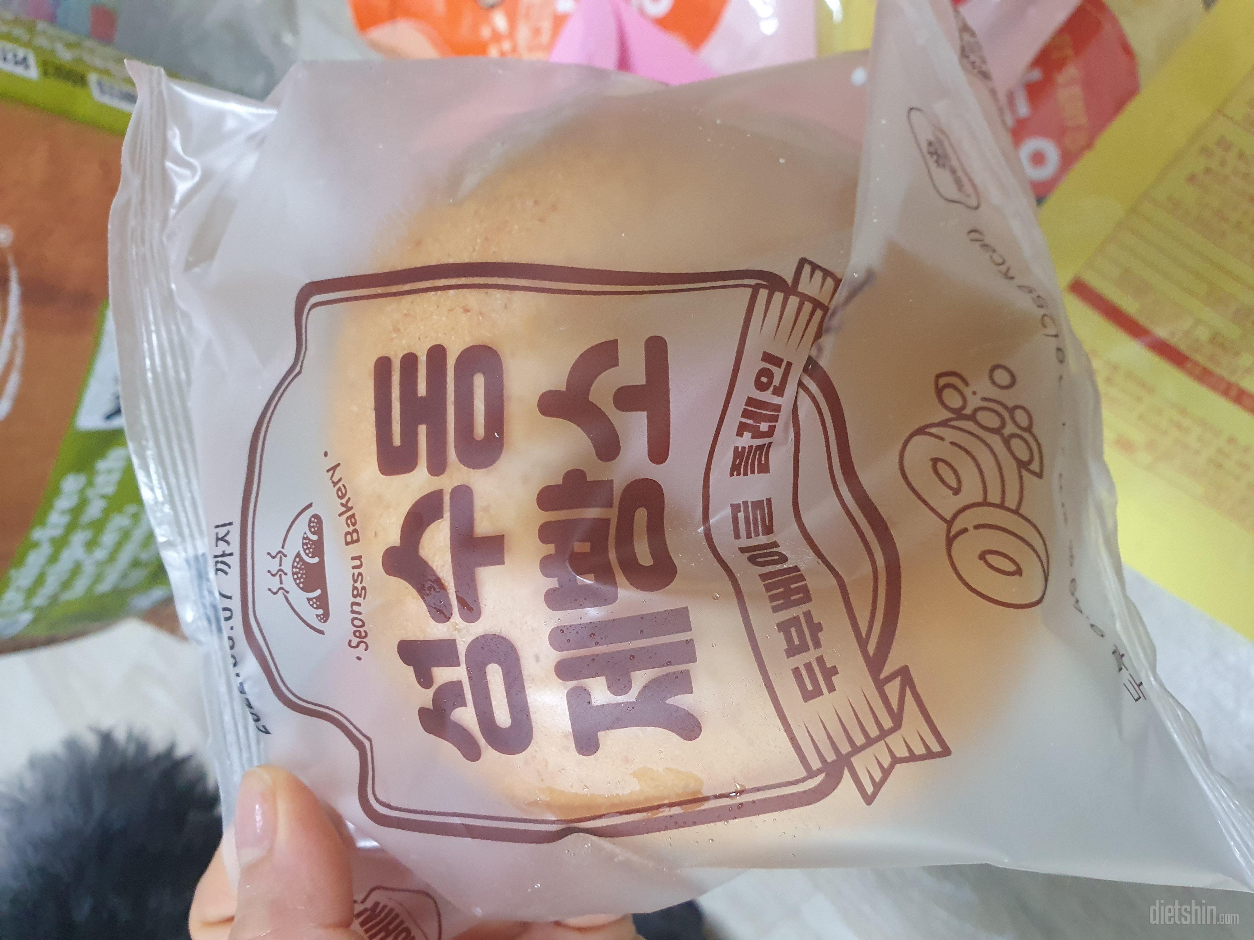 배송비때문에 하나 사먹어봤는데 맛있네