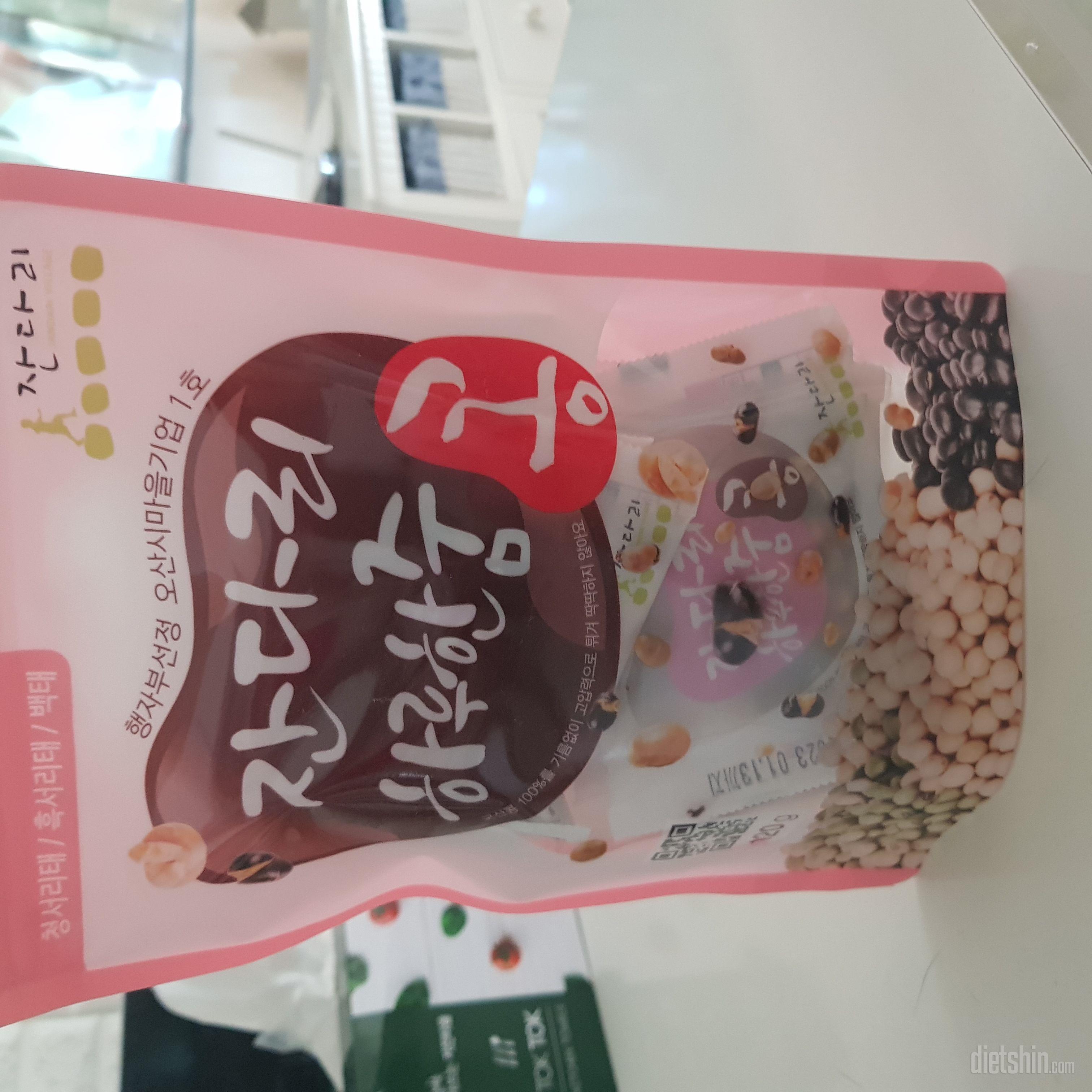 고소해요 물과함께 먹어야되요 목이메일