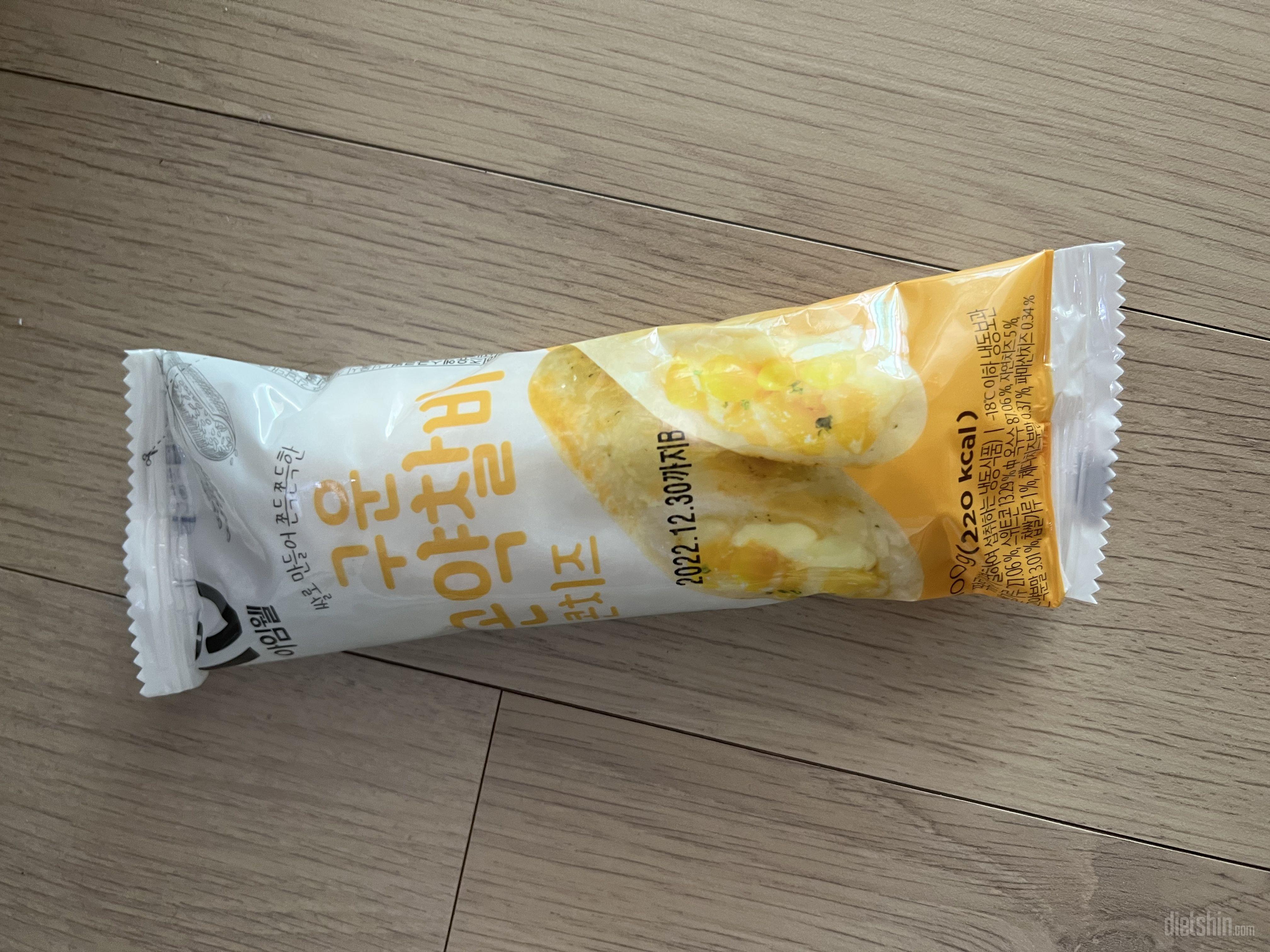 생각보다 작은 크기지만 콘치즈 먹고