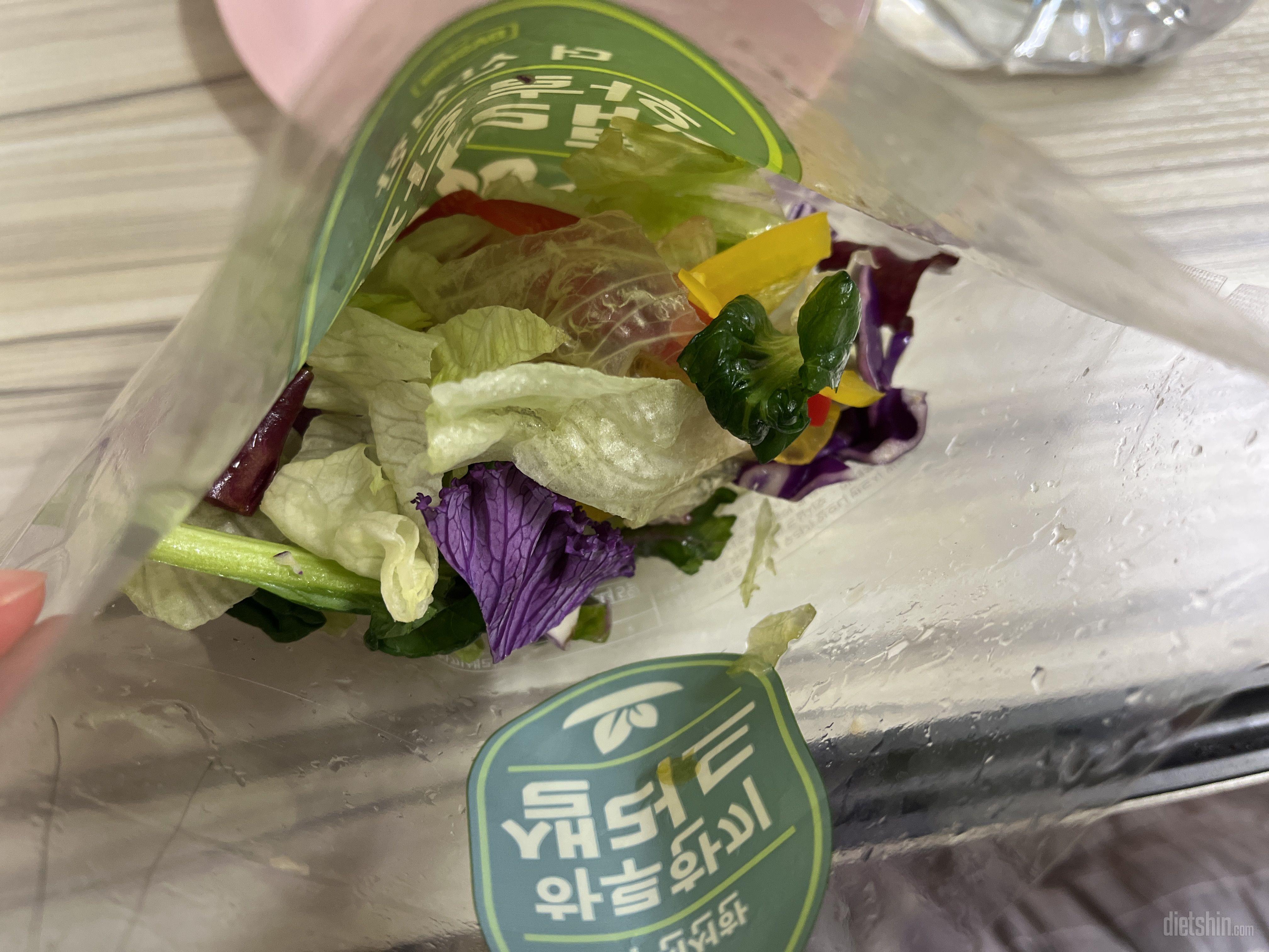 날이 추워서 그런지 채소에 물기가 잘