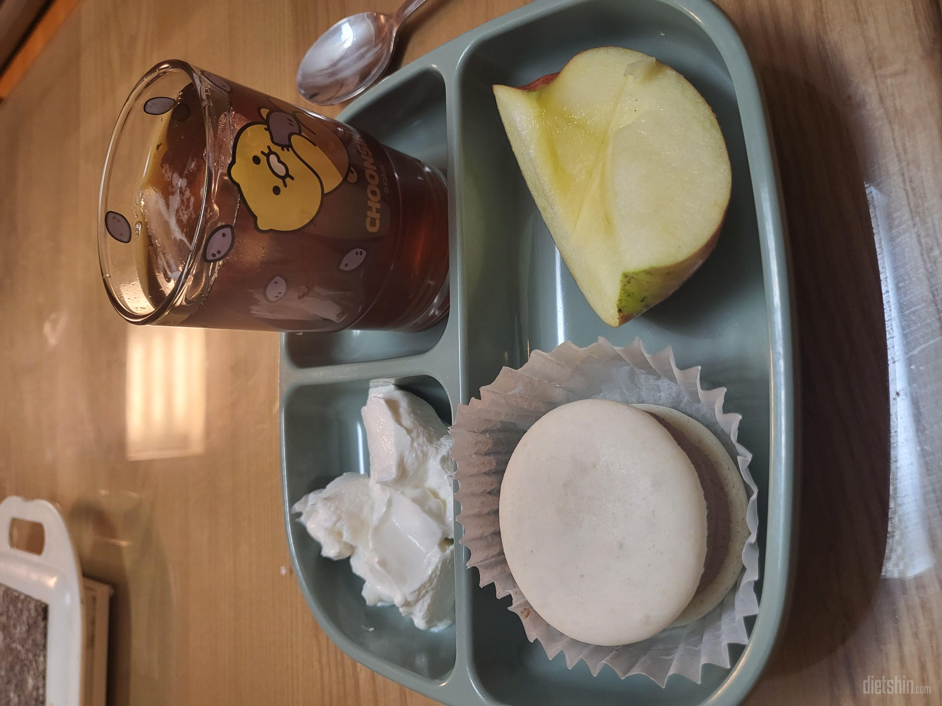 초코맛 비건카롱 먼저 먹어봤어요. 무