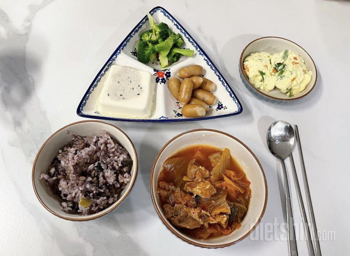 식단조절은 필요하고 골고루도 먹어야해