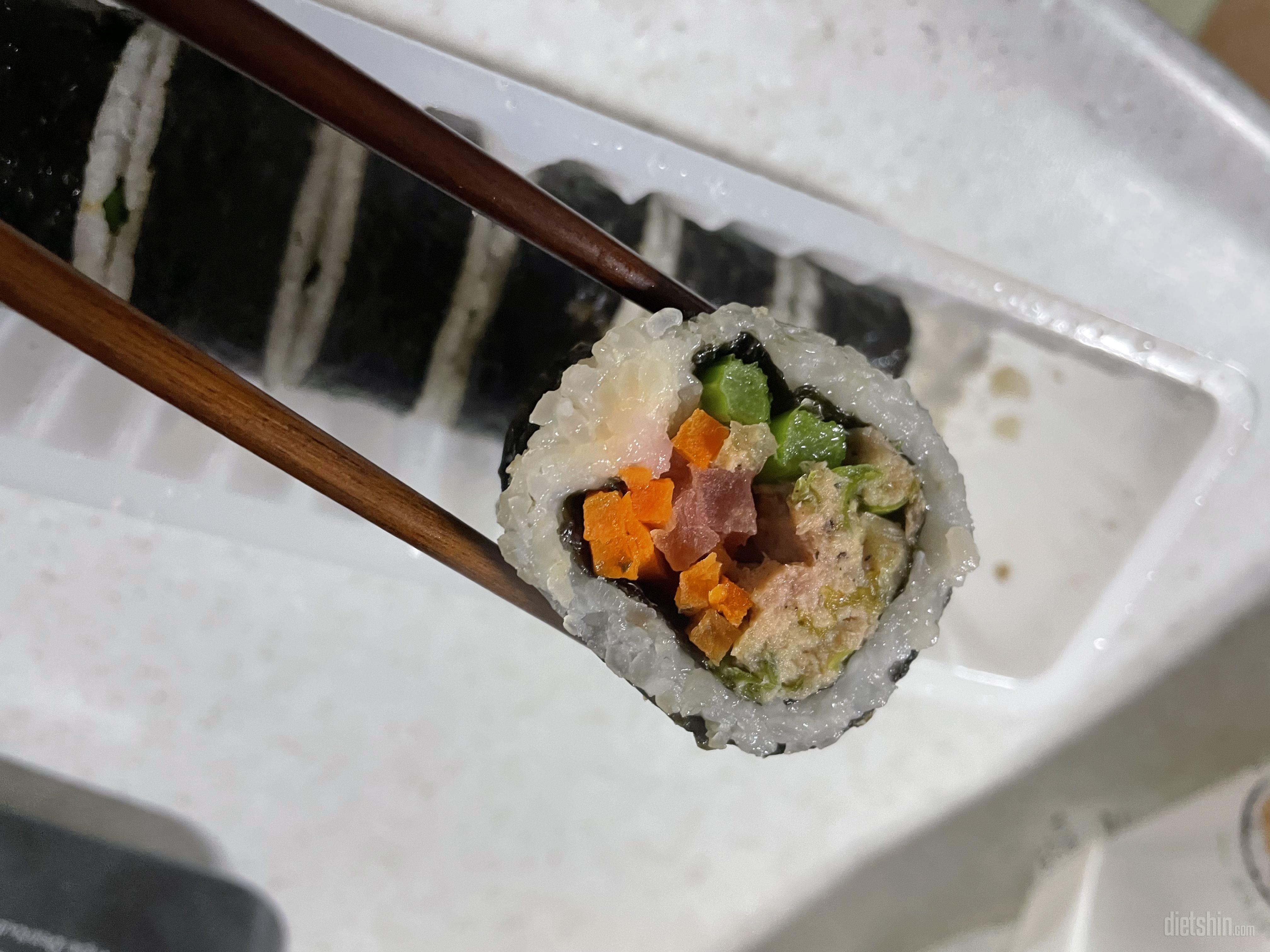 진짜 그냥 김밥이네용ㅠㅠ맛있어요👍
