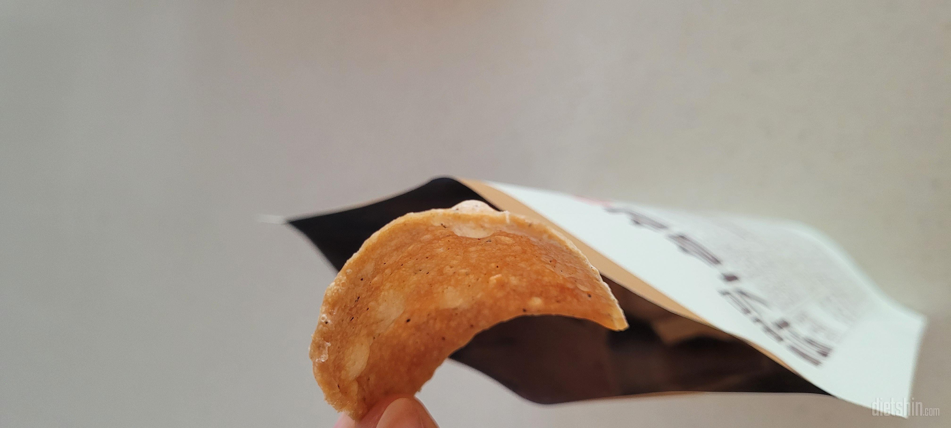바삭하고 맛있어요~ 한봉지 뜯으면 아