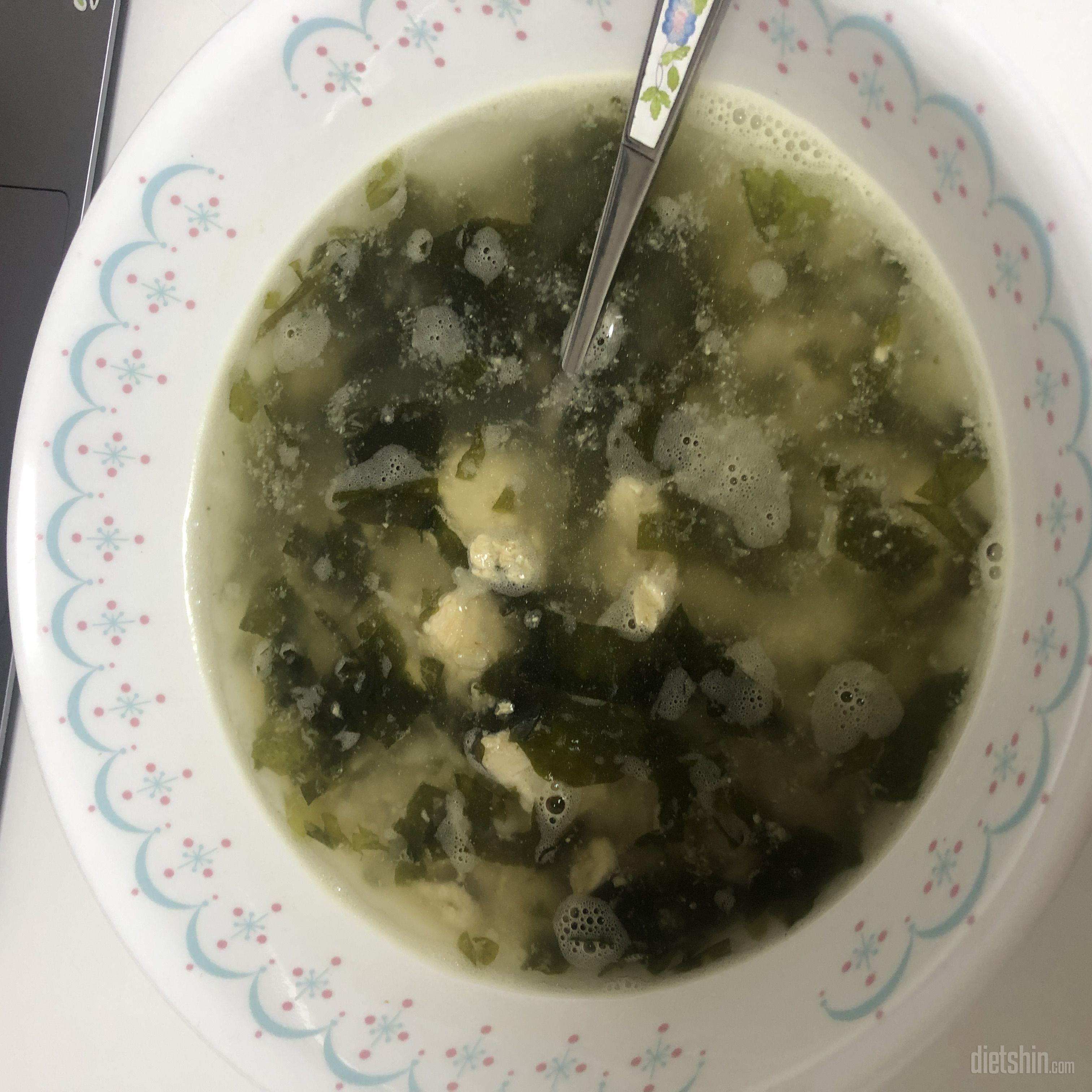 닭가슴살 미역국이라고 해서 다른 맛이