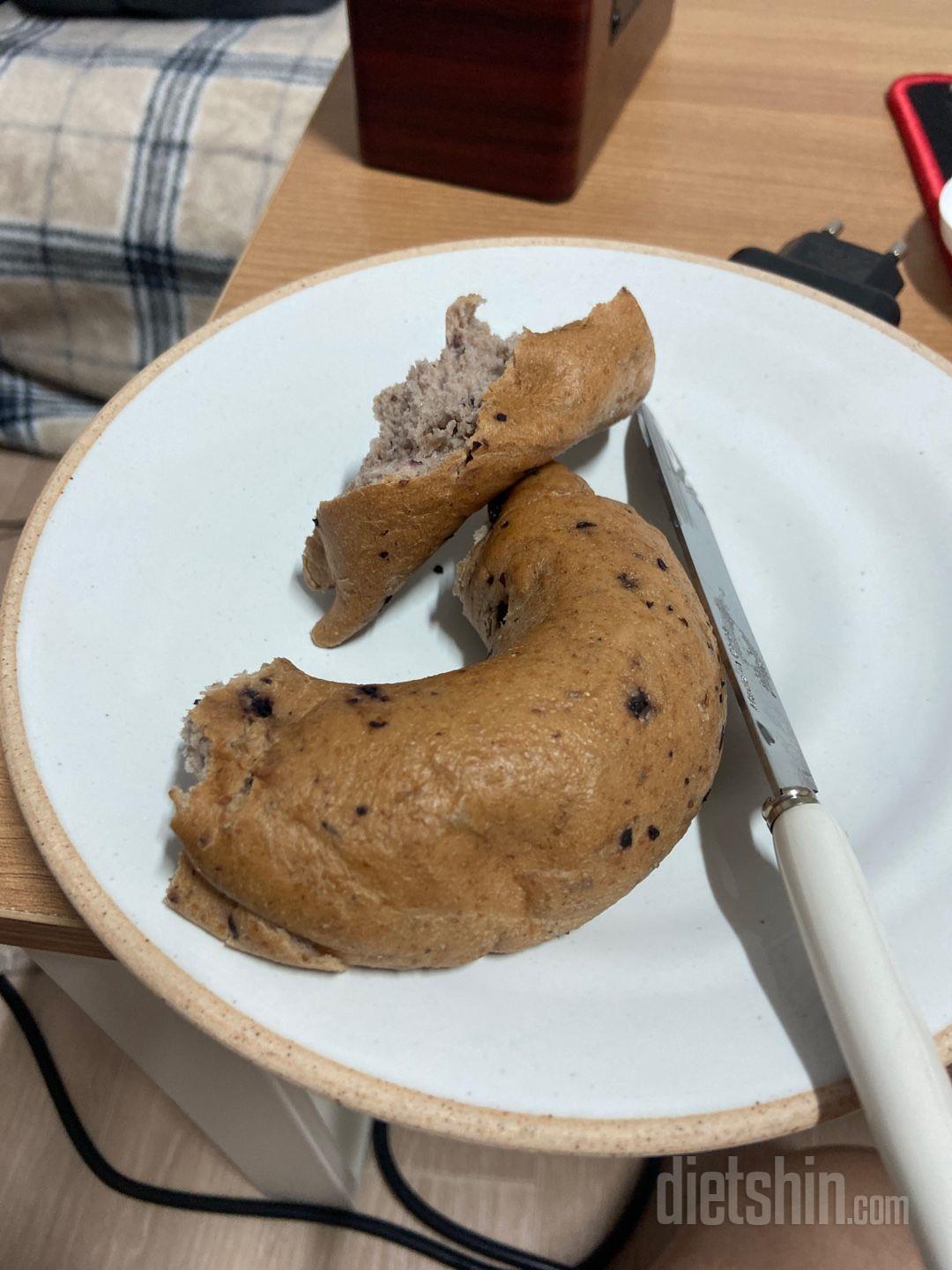 블루베리랑 플레인 시켰는데요 진짜 빵