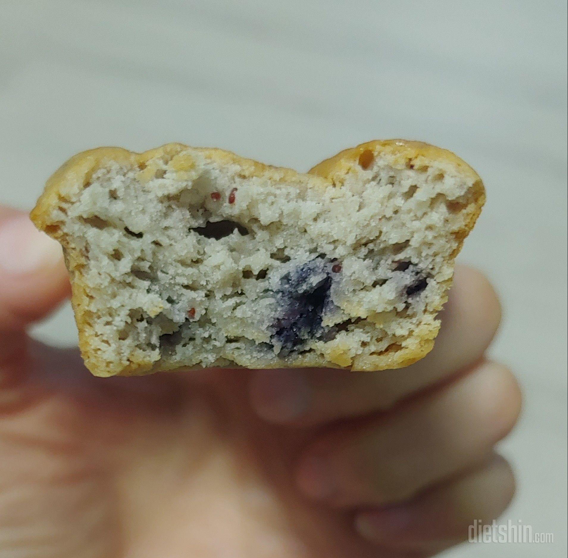 부드럽고 맛있고 블루베리도 씹히는데