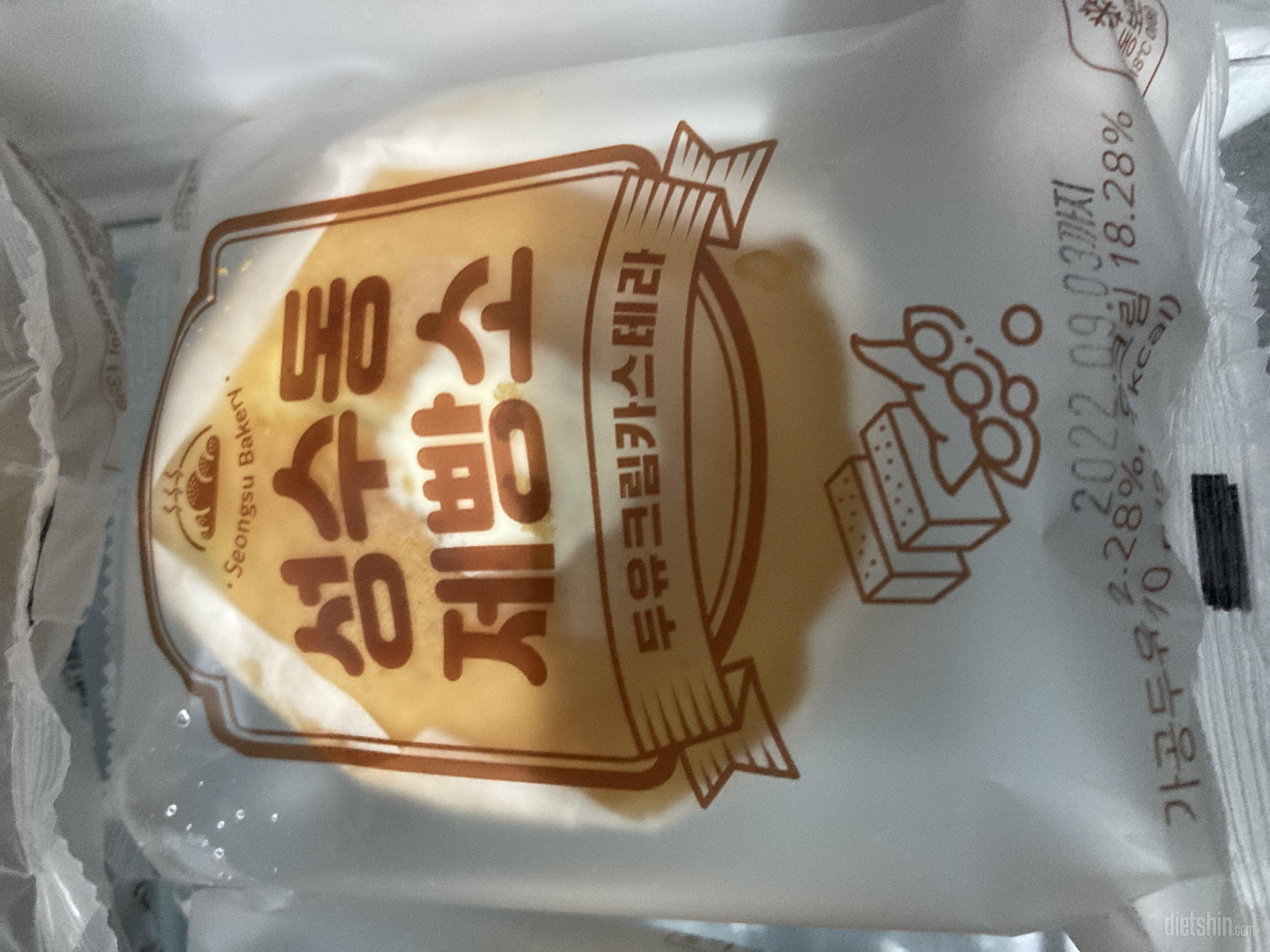 안에 크림이 정말 맛있어요~ 빵은 쌀