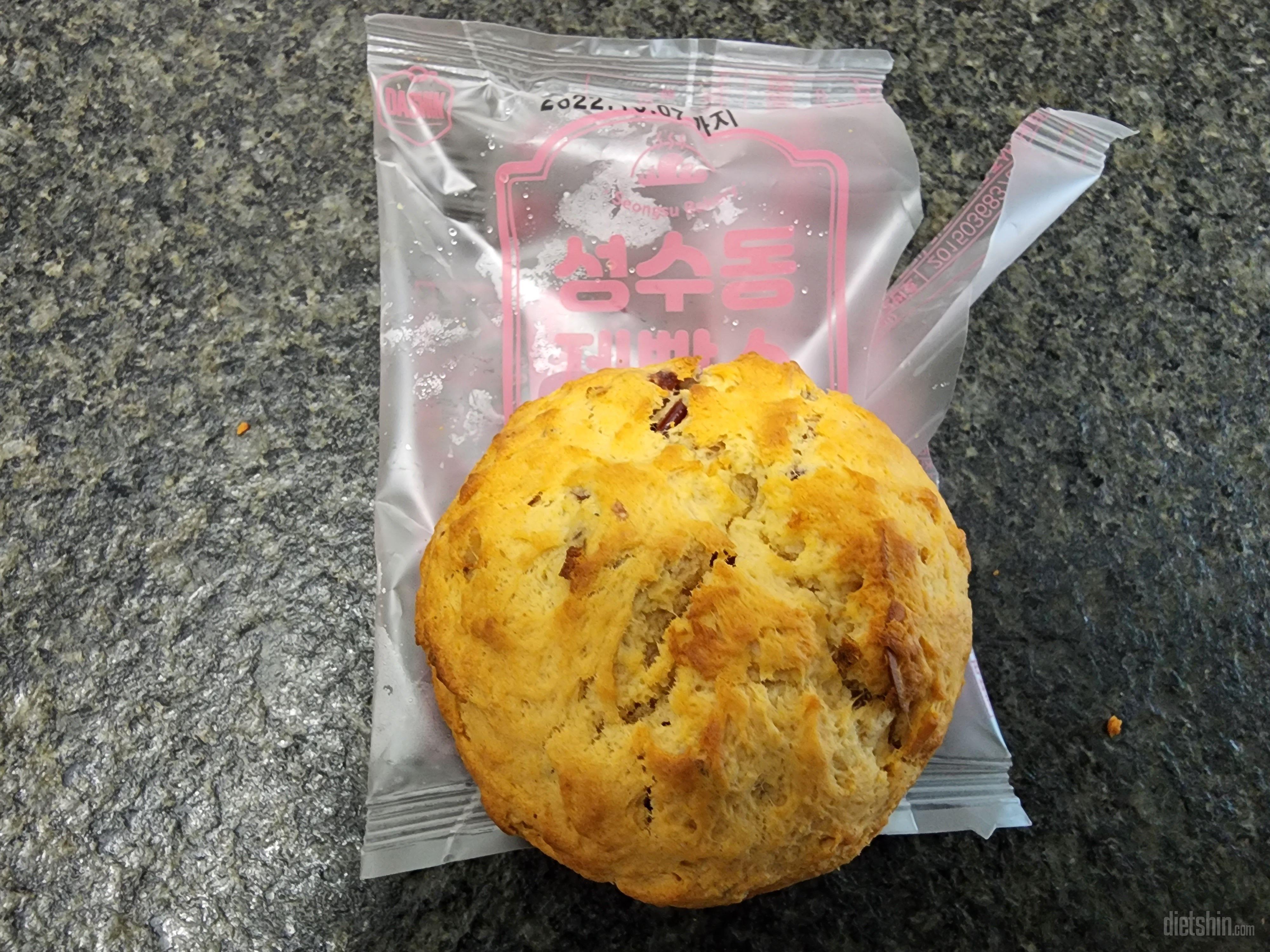 일반스콘처럼 맛있네요.
에프에 3분