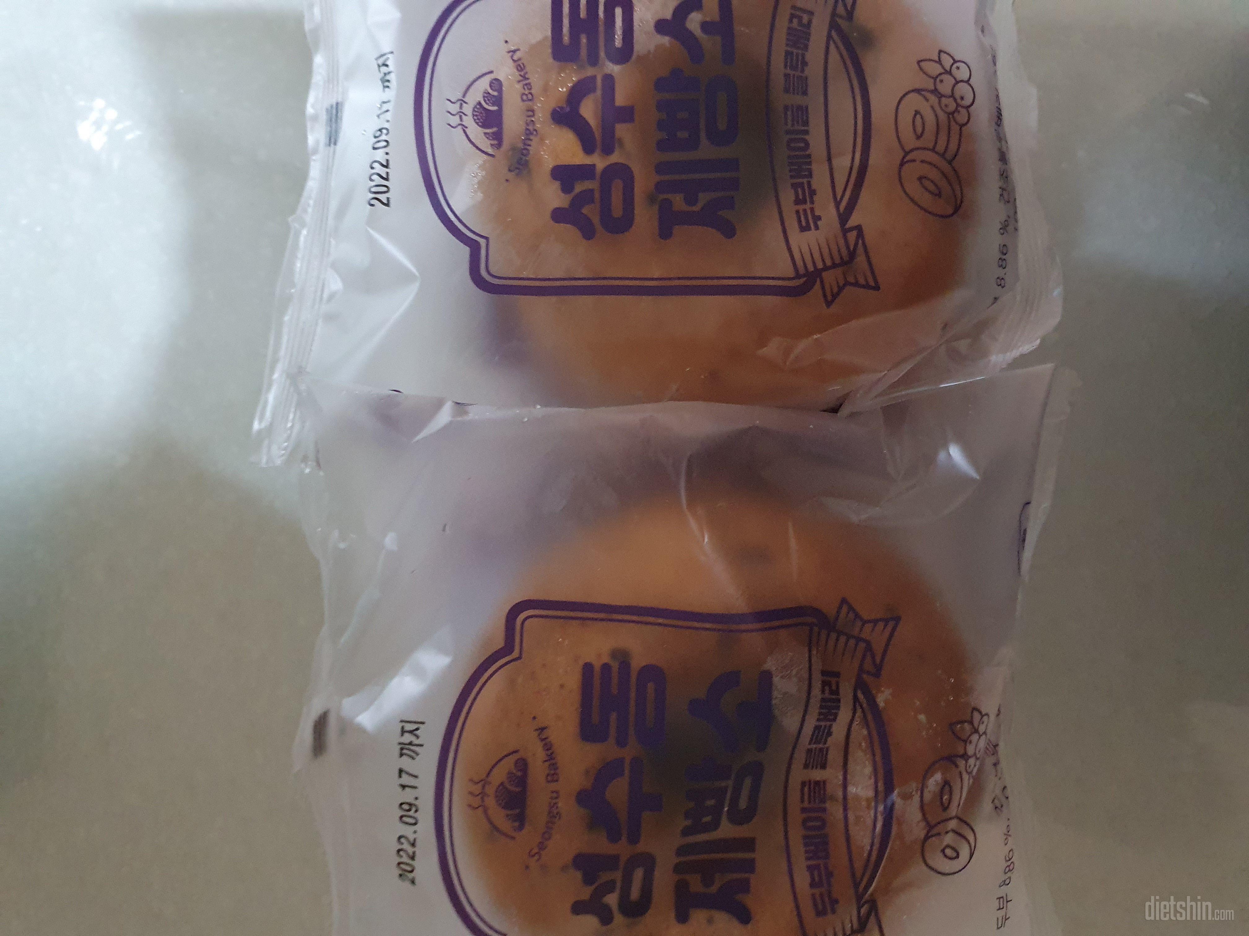 딸기잼 발라 먹으니 더 맛있어요