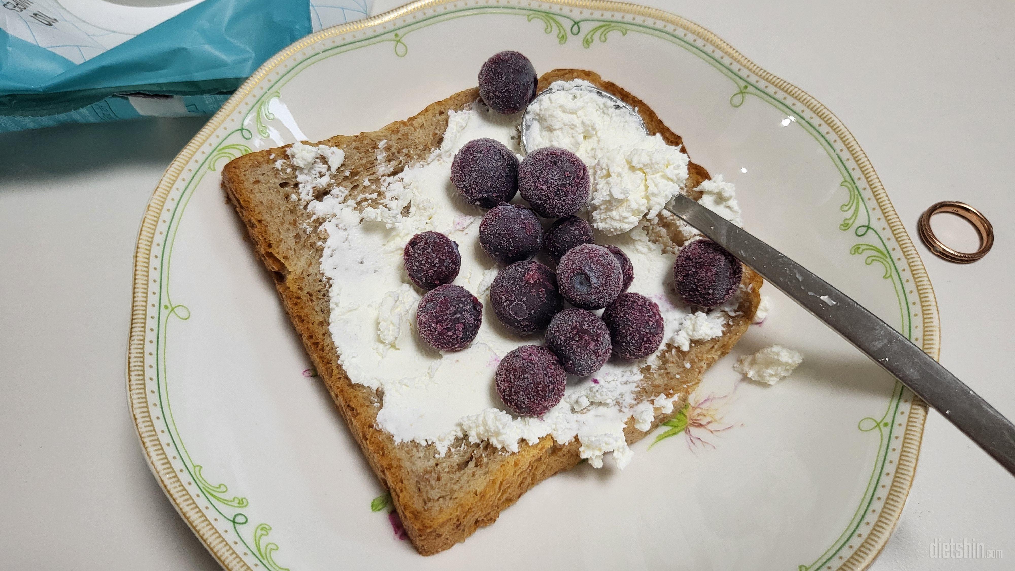 늘 맛있는조합  통밀빵 +그릭요거트