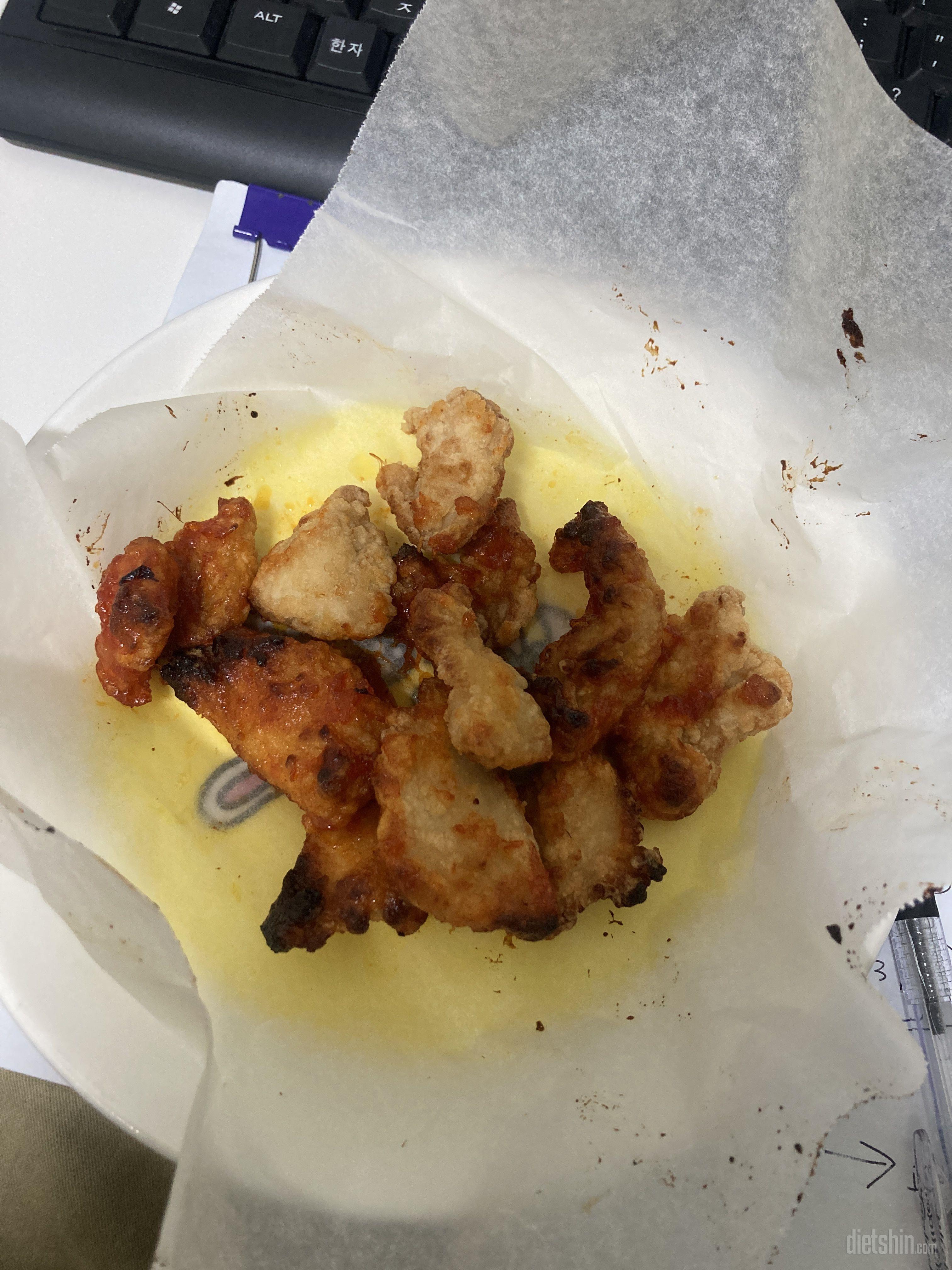 양념치킨이랑 후라이드 맛나욤 ㅠ
후