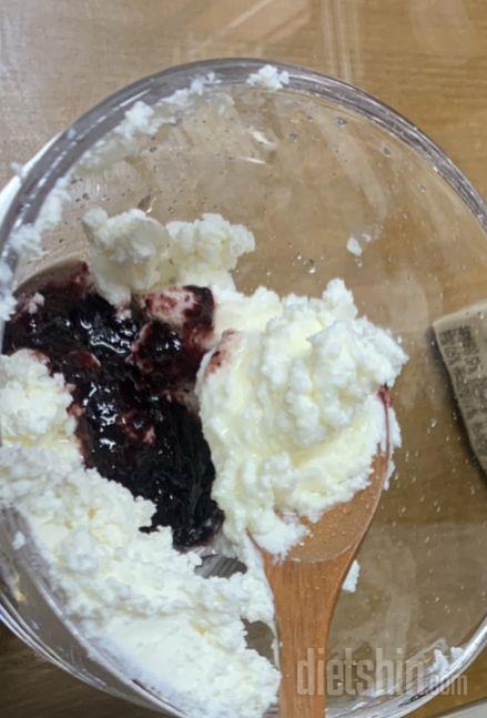 꾸덕꾸덕하고 맛있어요 빵에 발라먹으면