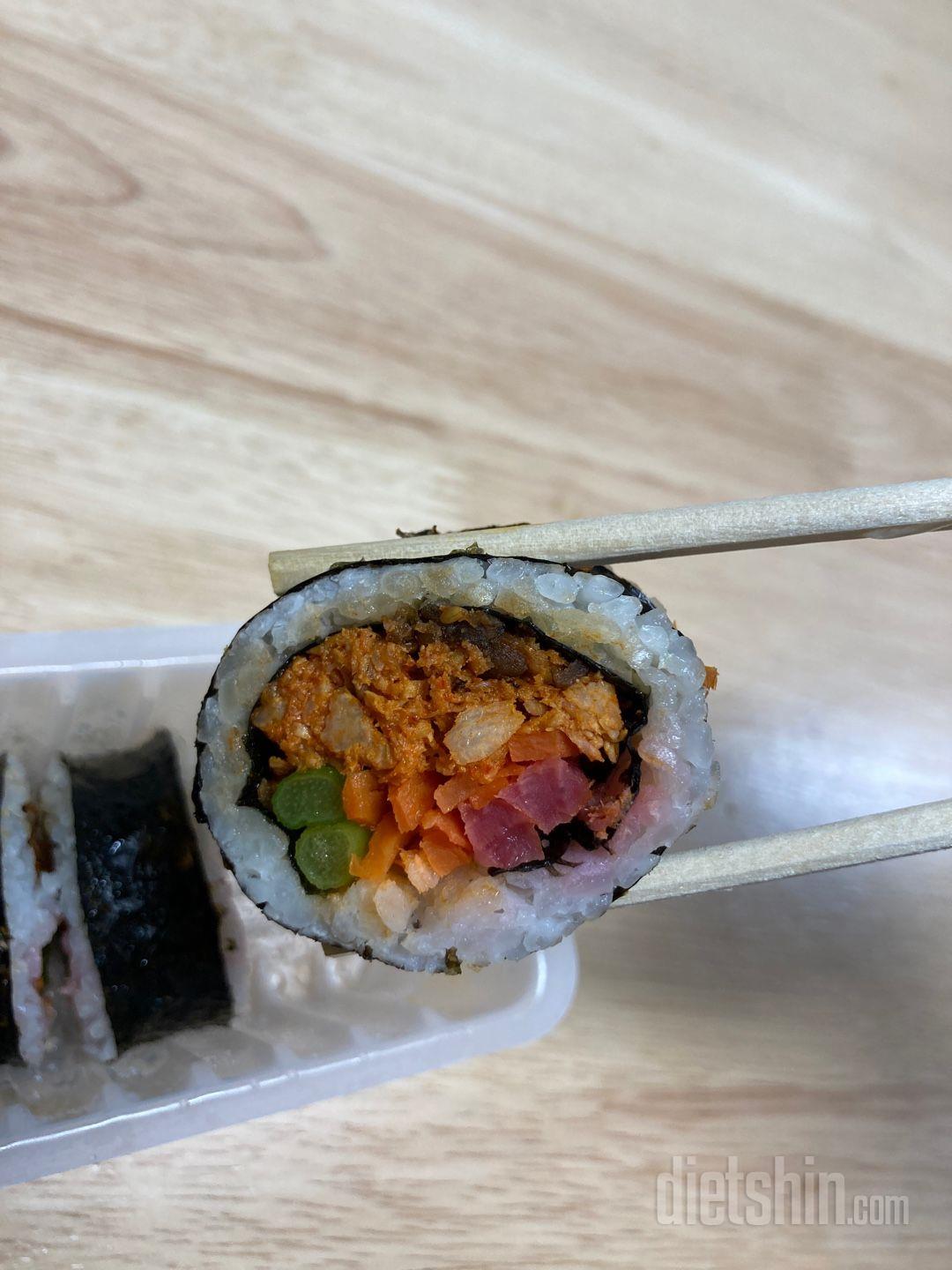 생각보다 크고 꽉찬김밥이예요