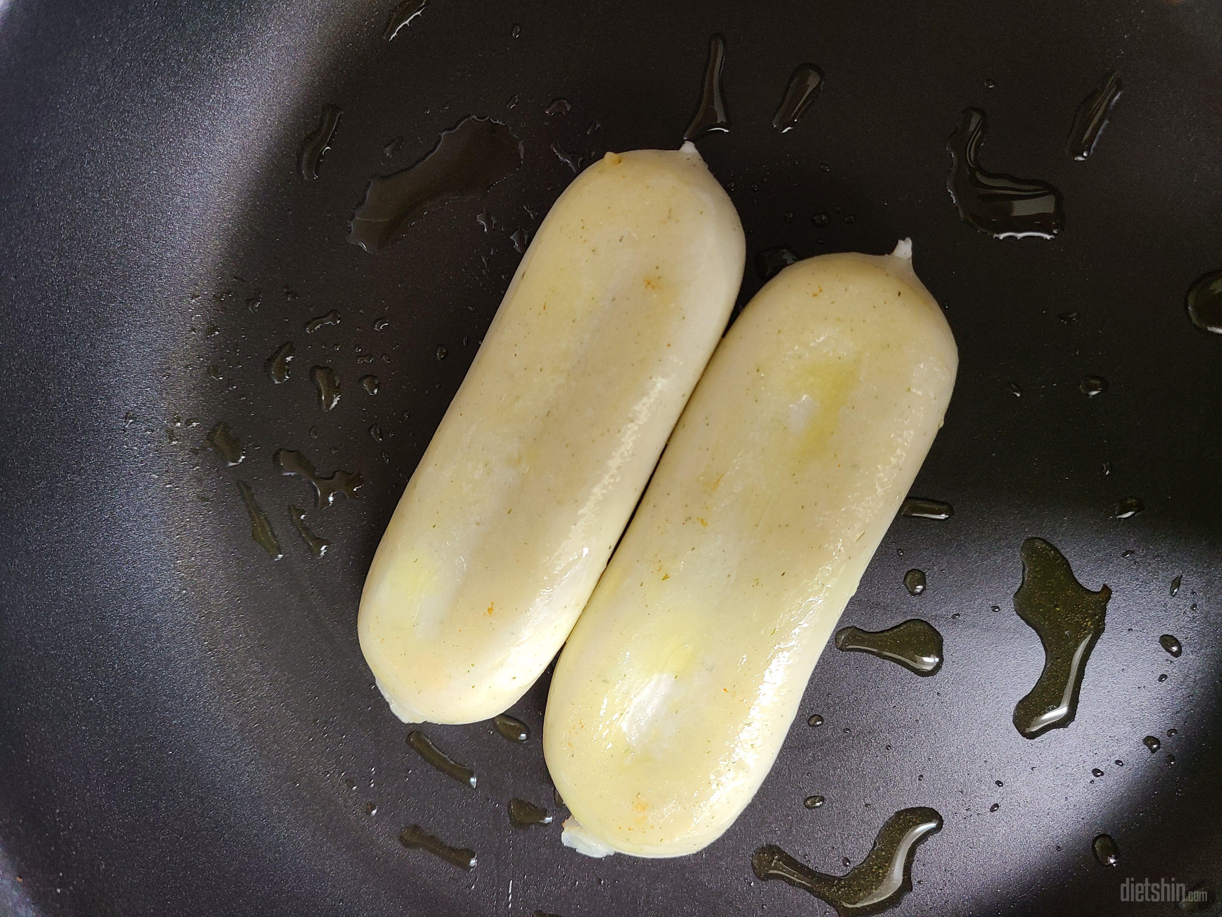 노릇노릇 굽고있어요. 맛있어요