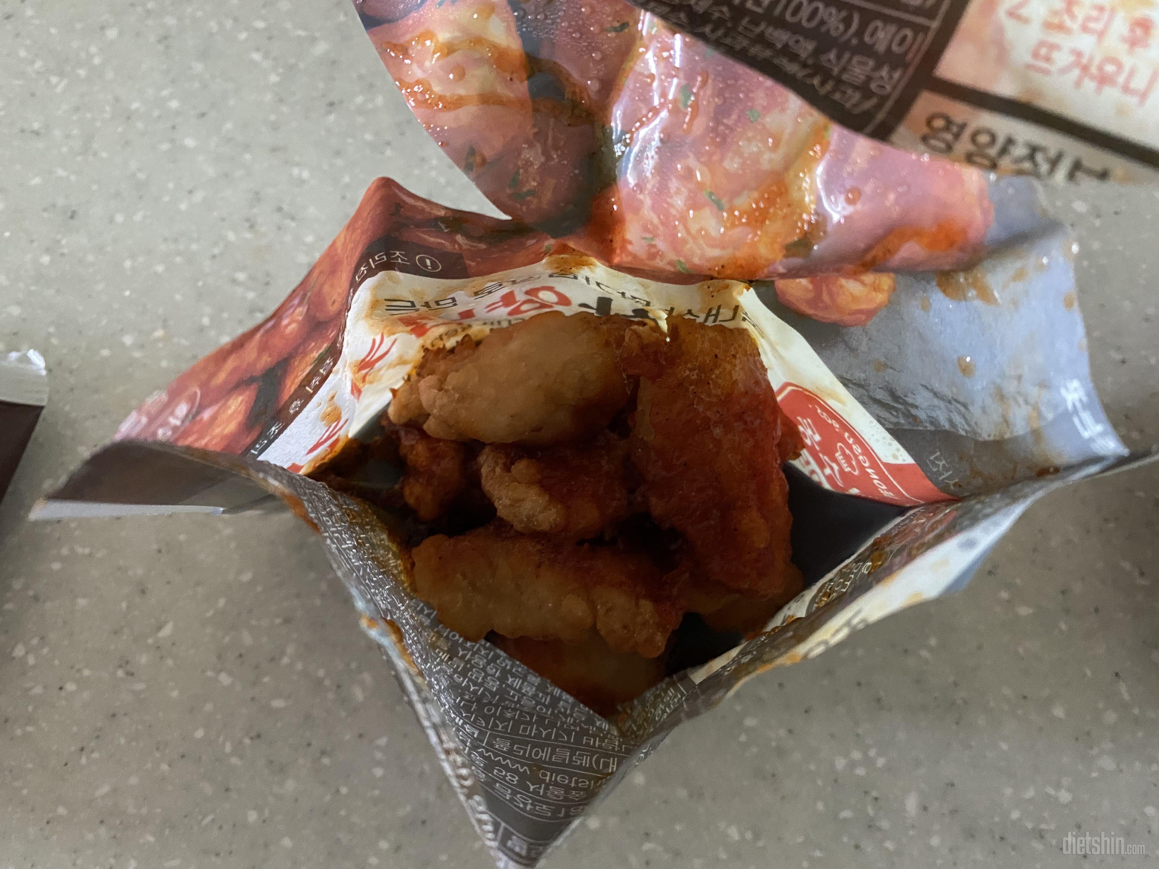 시중 판매하는 양념치킨처럼 맛있었다고