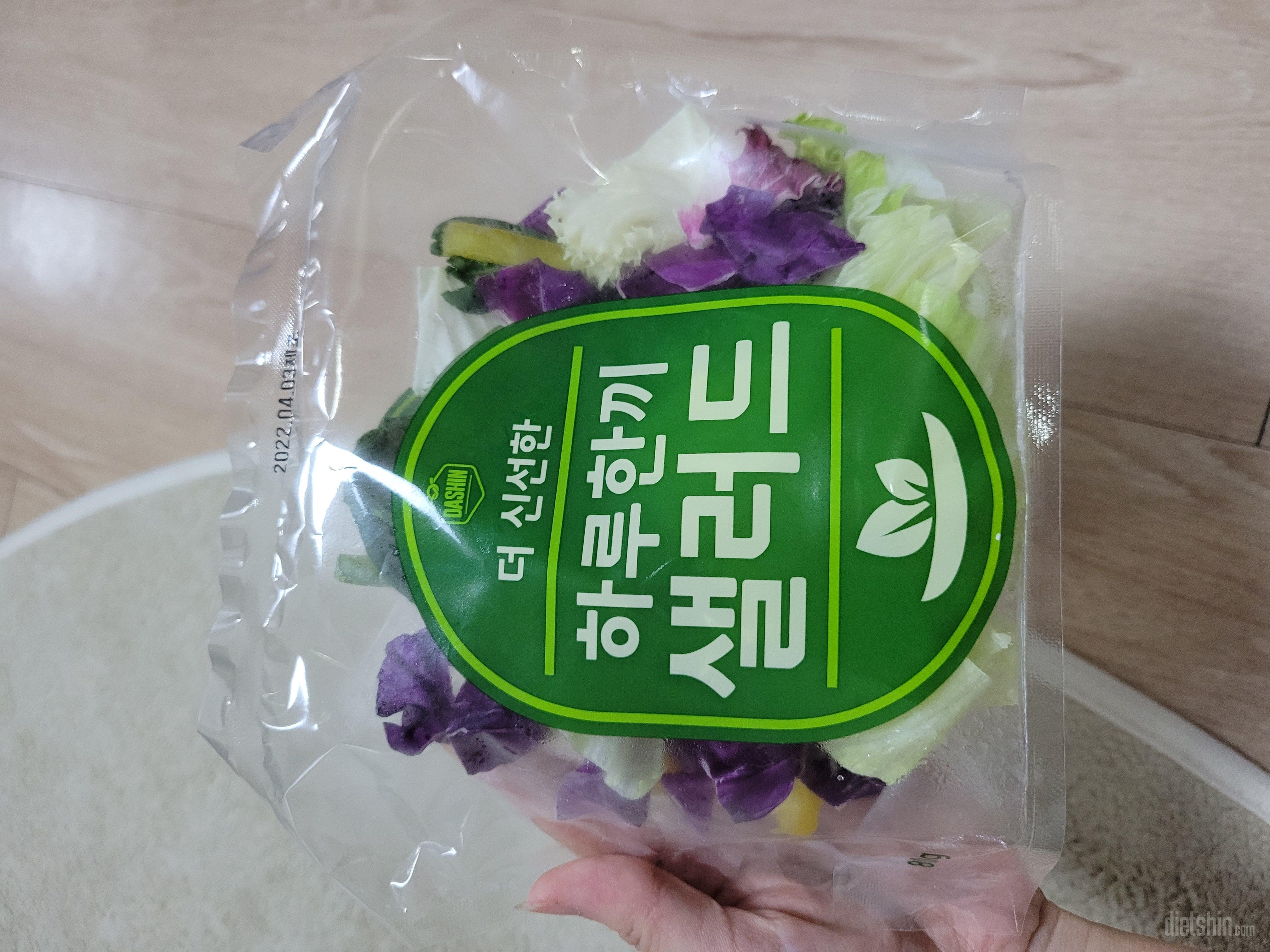 샐러드 맛있어요. 간단한 아침이나 야