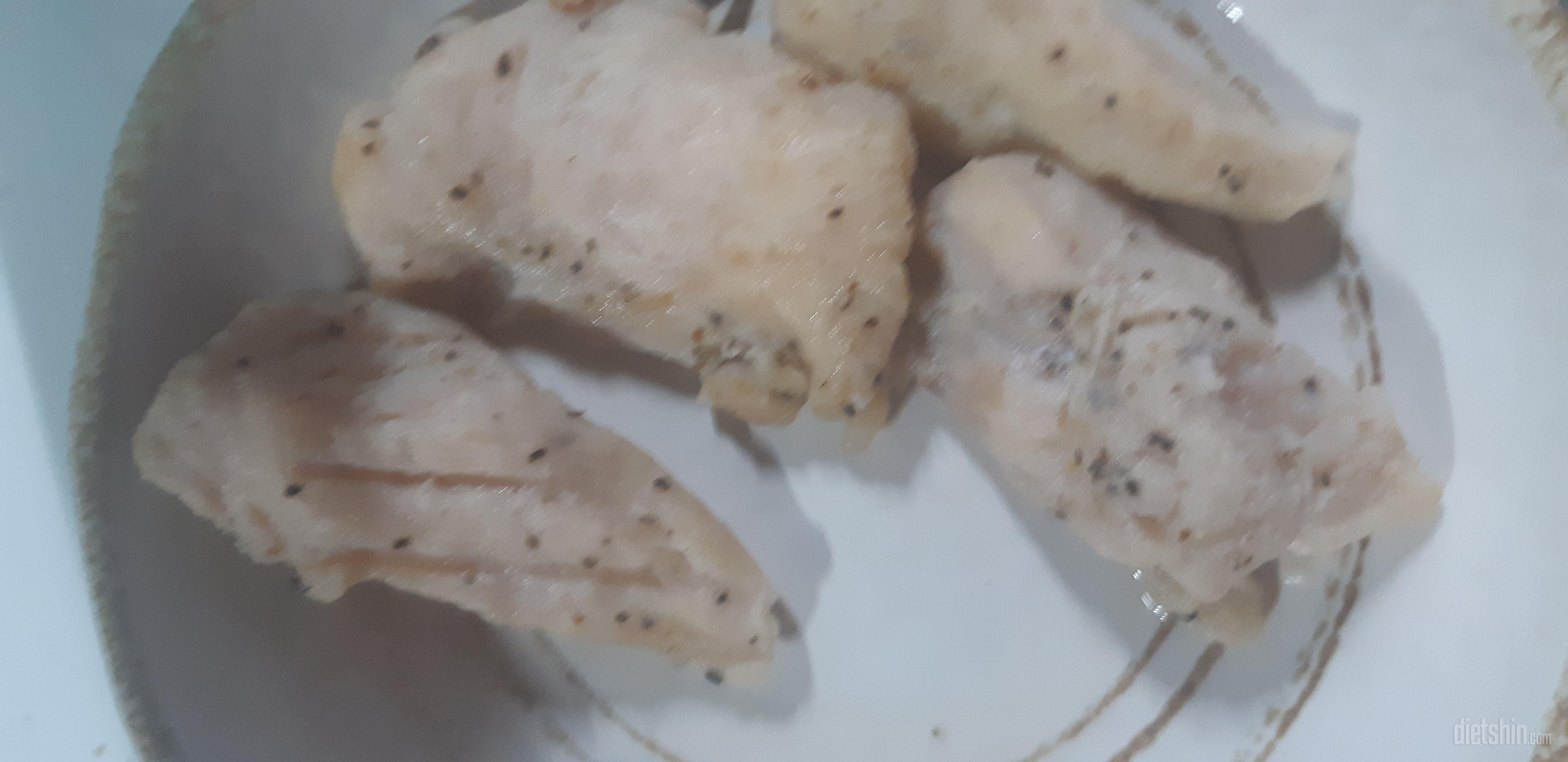한입 먹는 순간 너무 심하게 짰어요