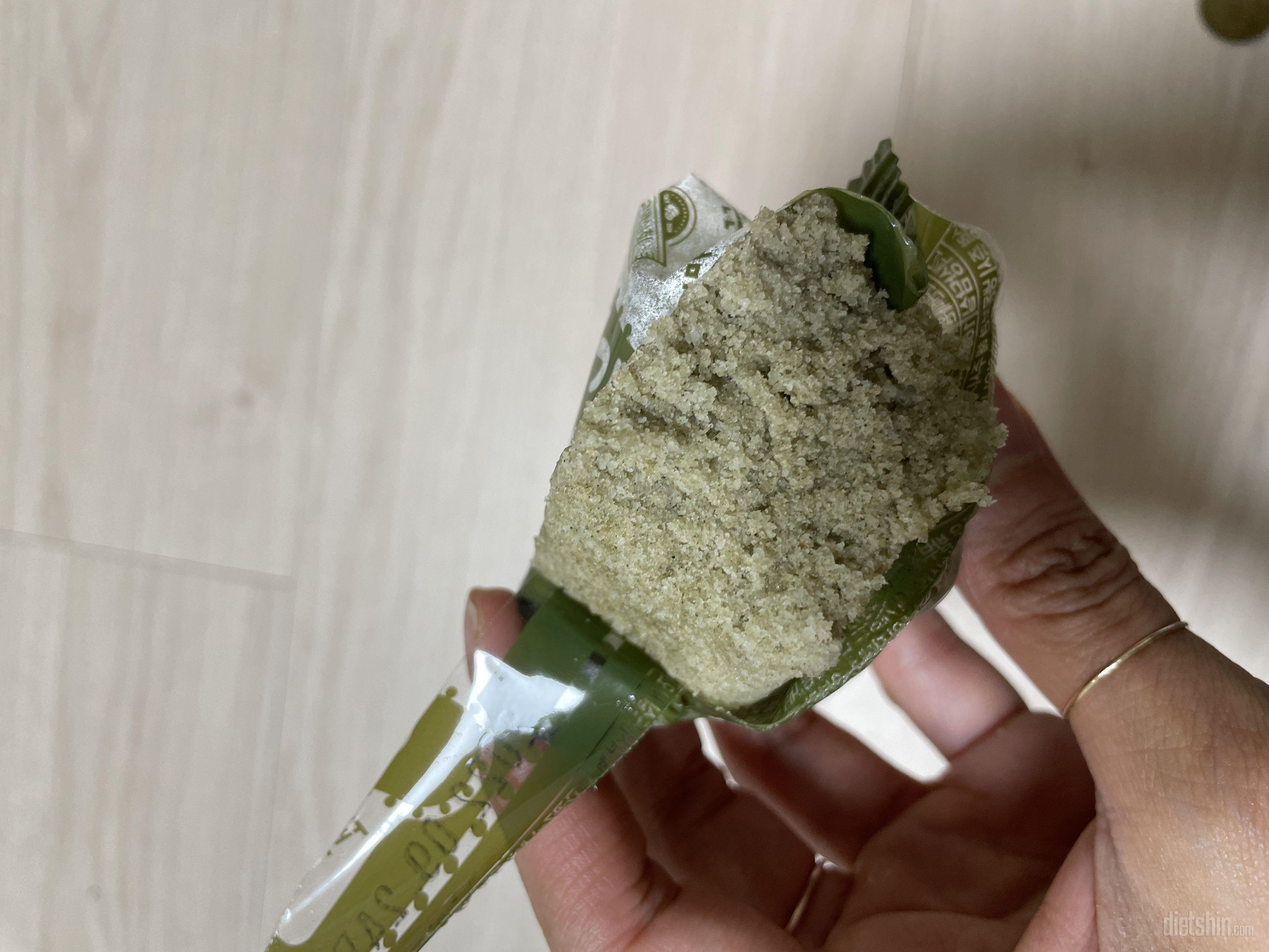 곤약설기 맛있네요~♥️
쑥향이 강하