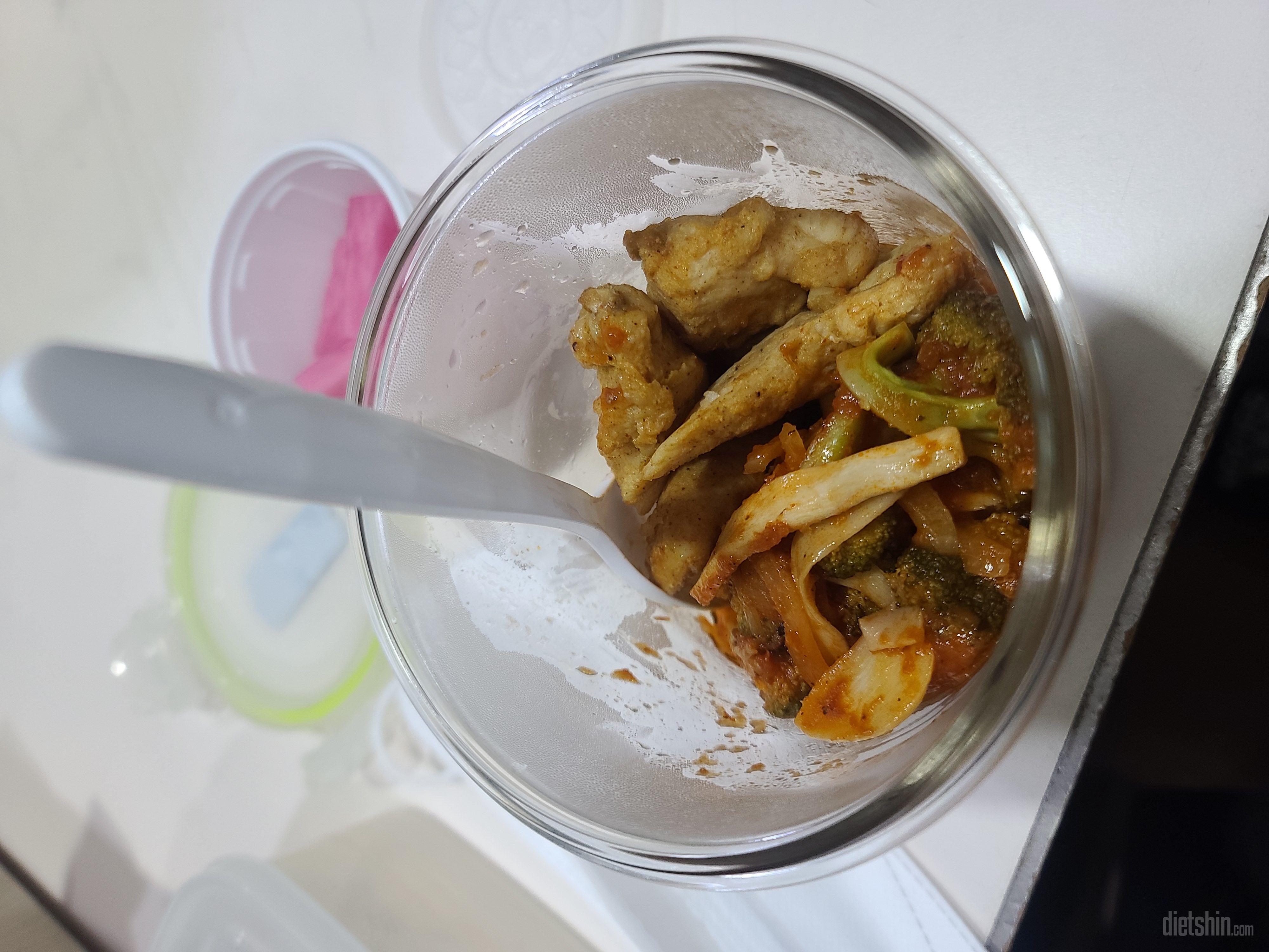 토마토소스에 야채랑 버섯볶고 닭안심살