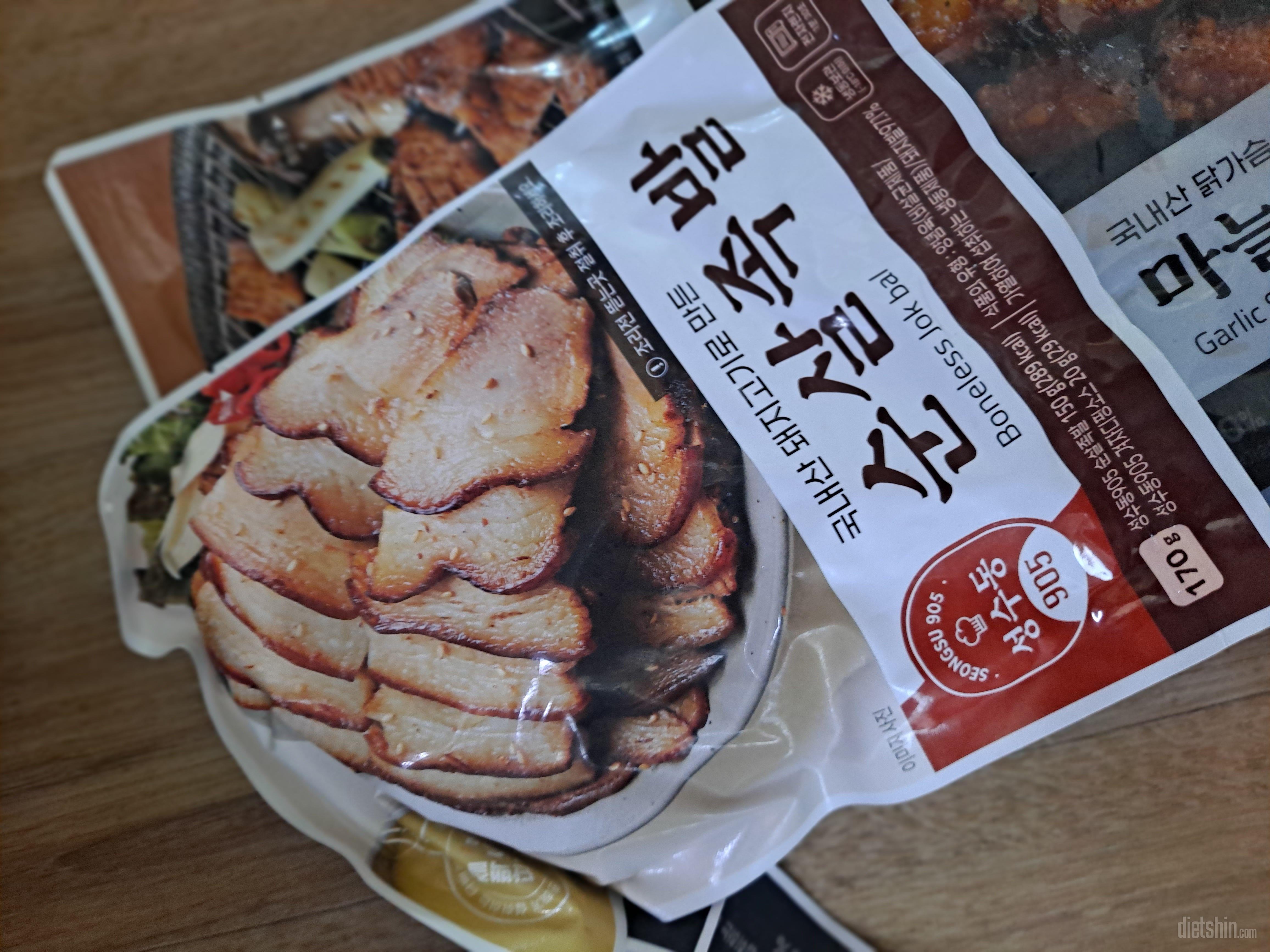아들이 참 좋아해요 
짜파게티 위에