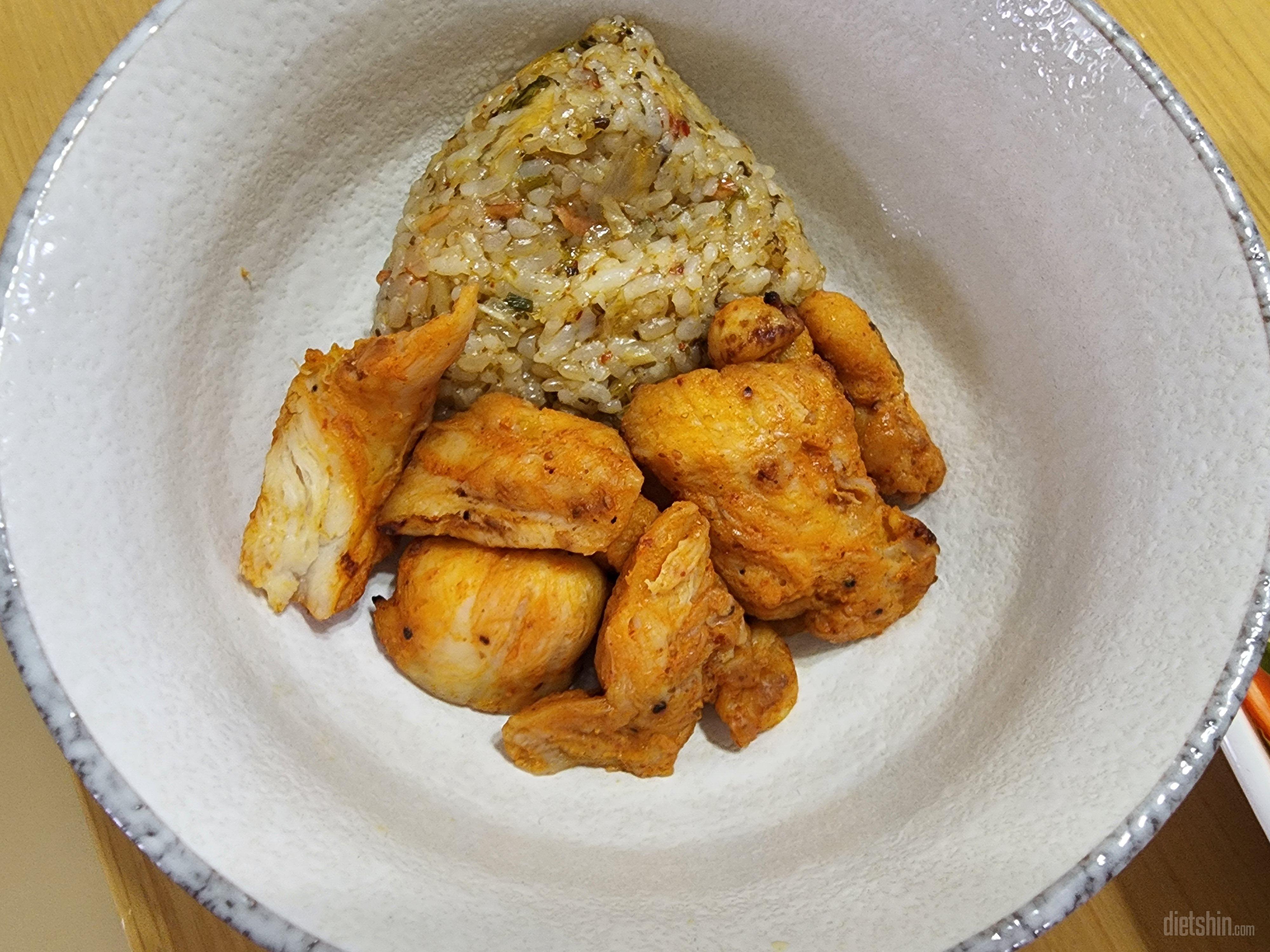 주먹밥 넘 맛있어요.
현미 식감도