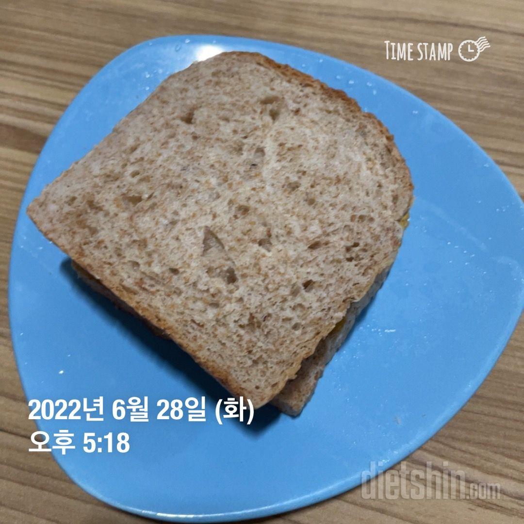 소스도 맛있어서 호밀빵에 싸먹으면 딱