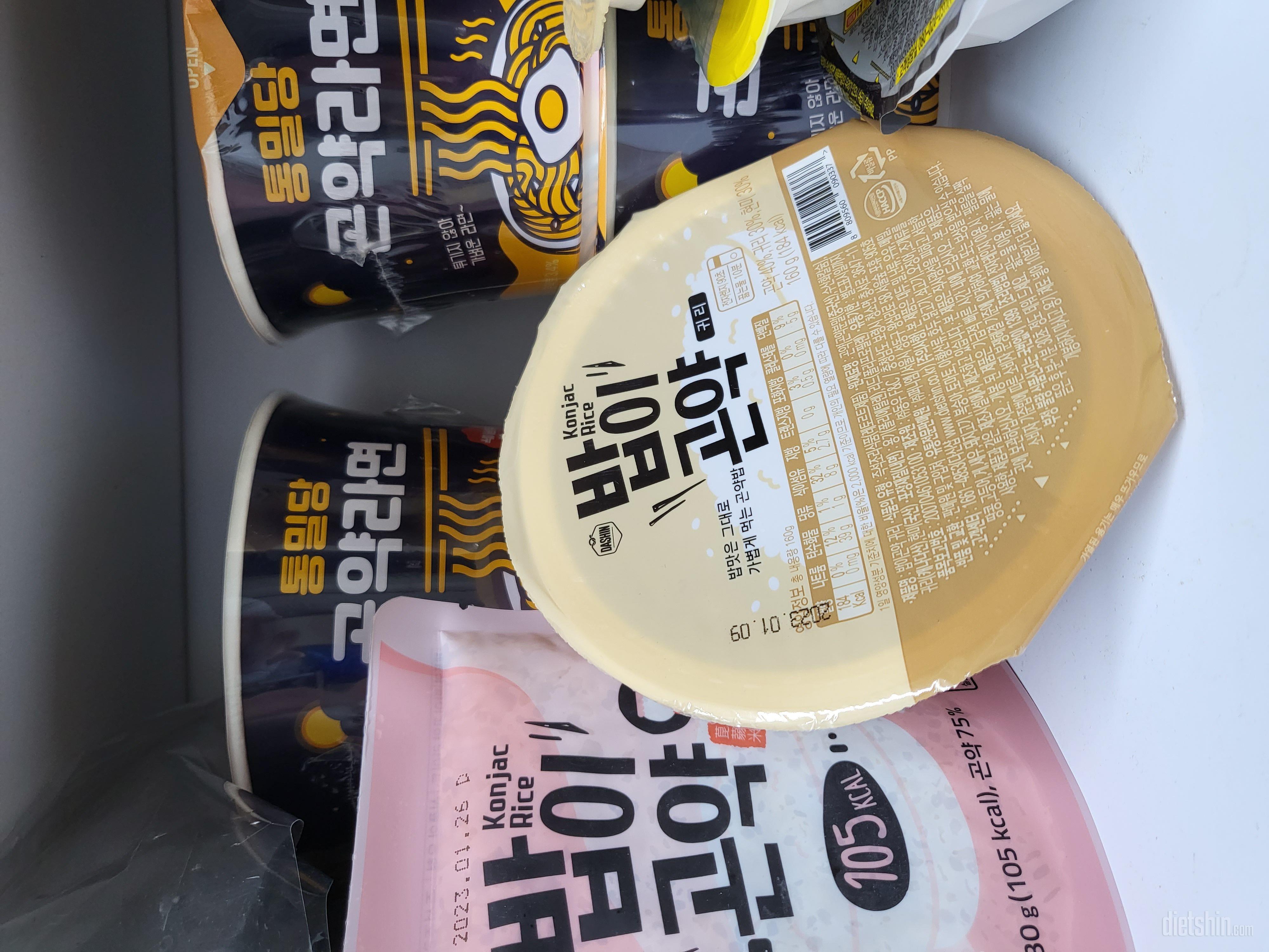 항상먹는 곤약밥이예요
팩말고 그릇에