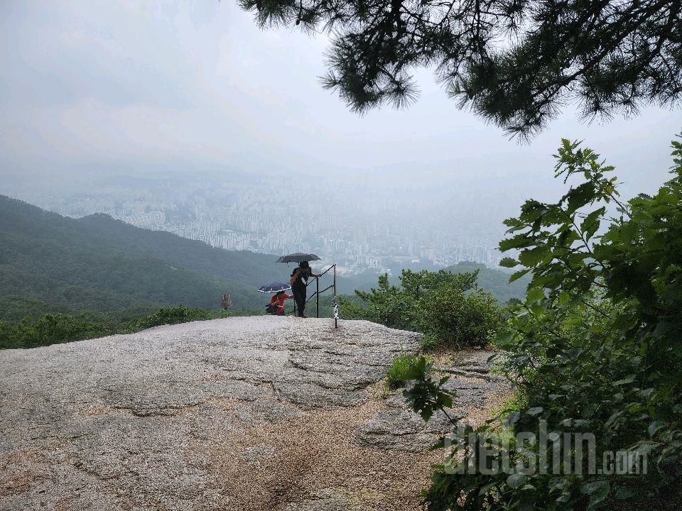 불암산 실시간..  비가 온다...나무밑인데 암튼 난감하네.  ㅠ