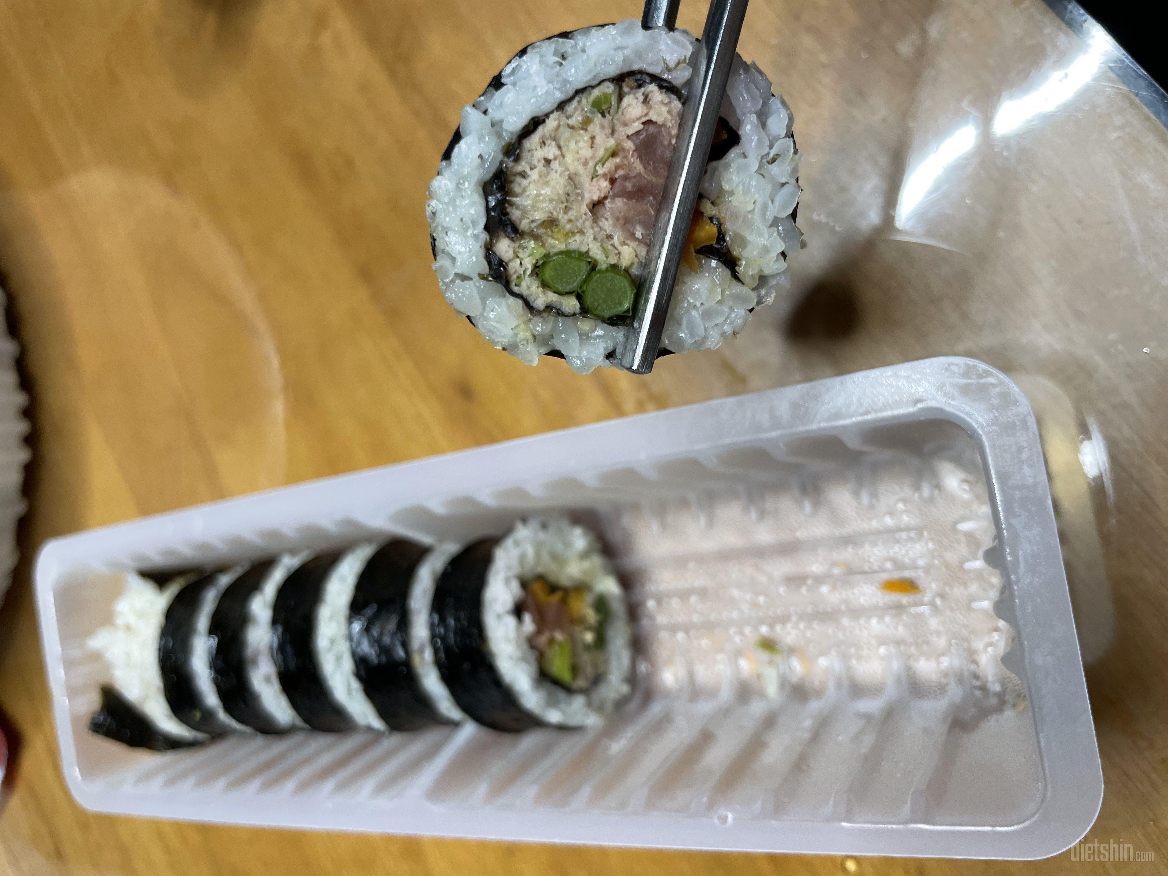 곤약김밥인데 그냥 김밥이랑 똑같은 맛