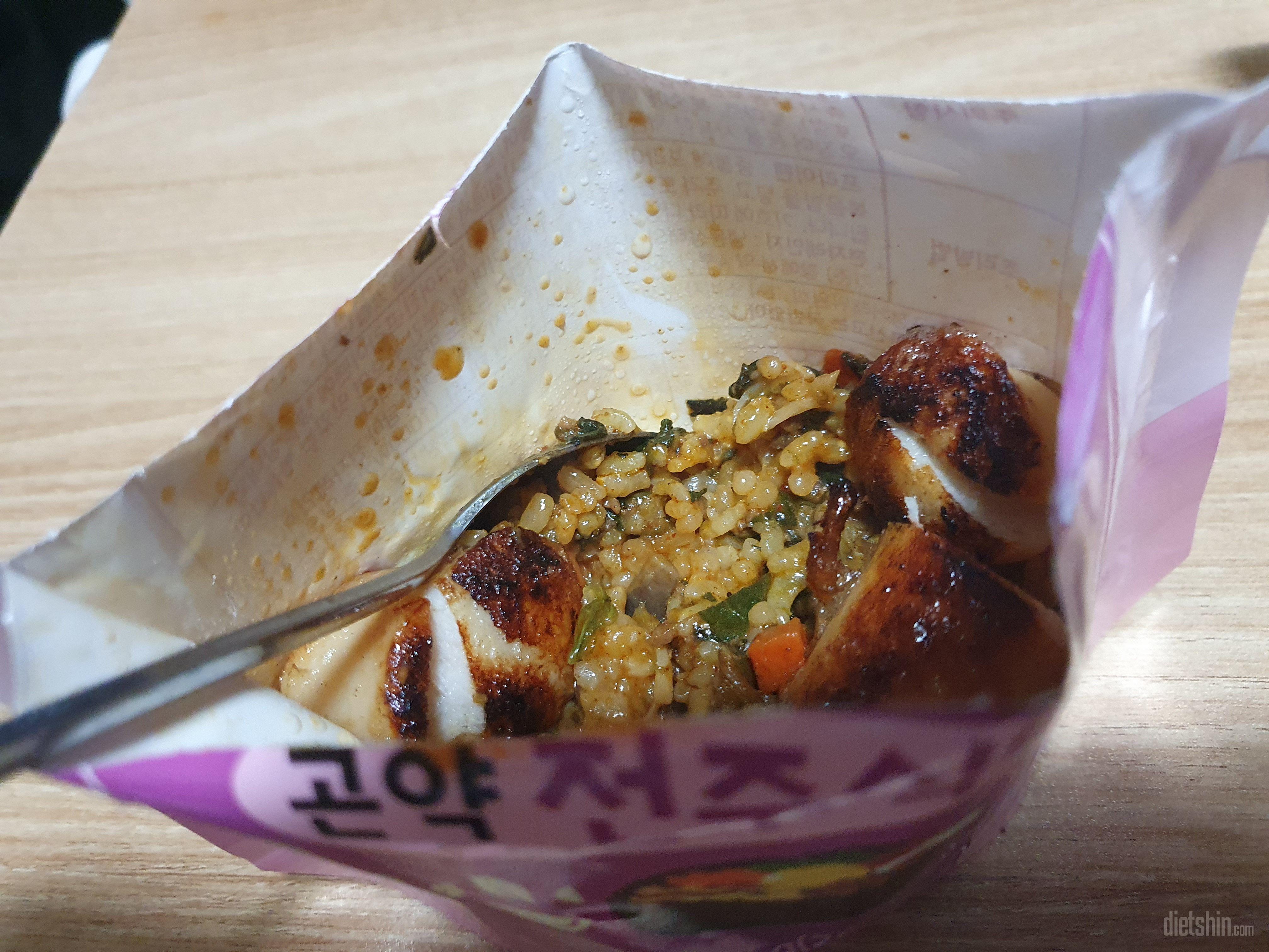 오자마자 소세지랑 같이 먹었는데 맛있