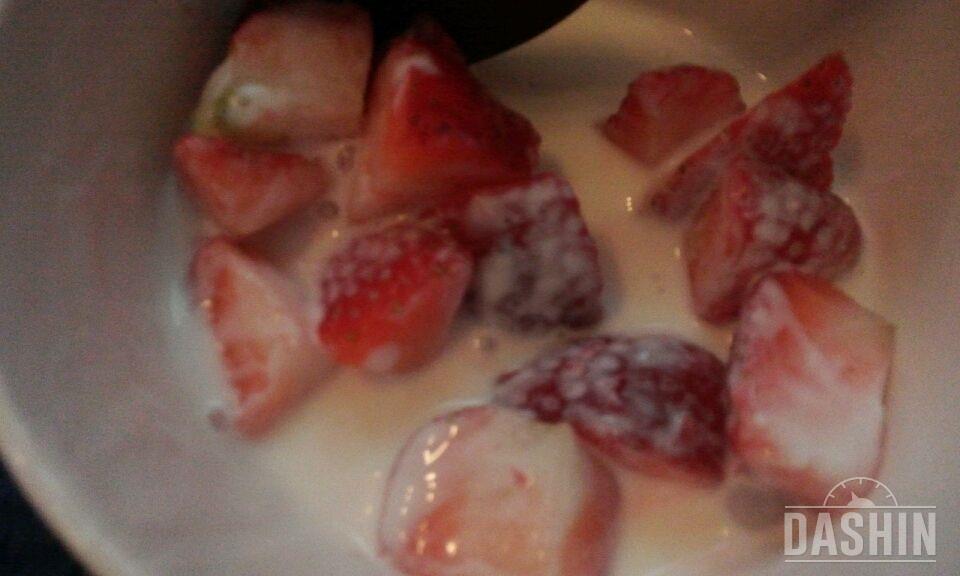 간식-딸기와 수제 요거트 ㅎㅎ